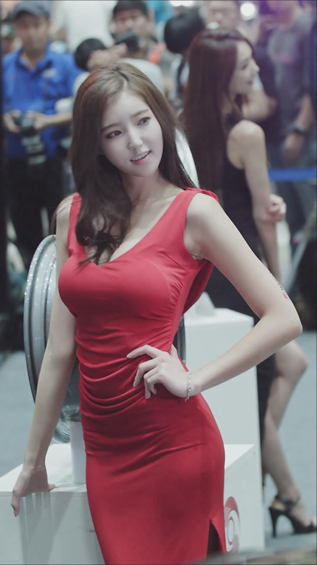 天使面孔魔鬼身材的性感爆乳韩国车模套图，堪称极致诱惑