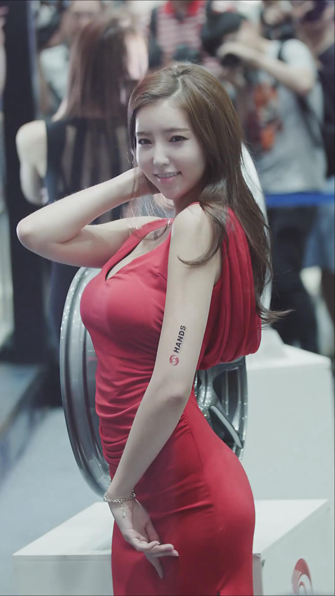 天使面孔魔鬼身材的性感爆乳韩国车模套图，堪称极致诱惑