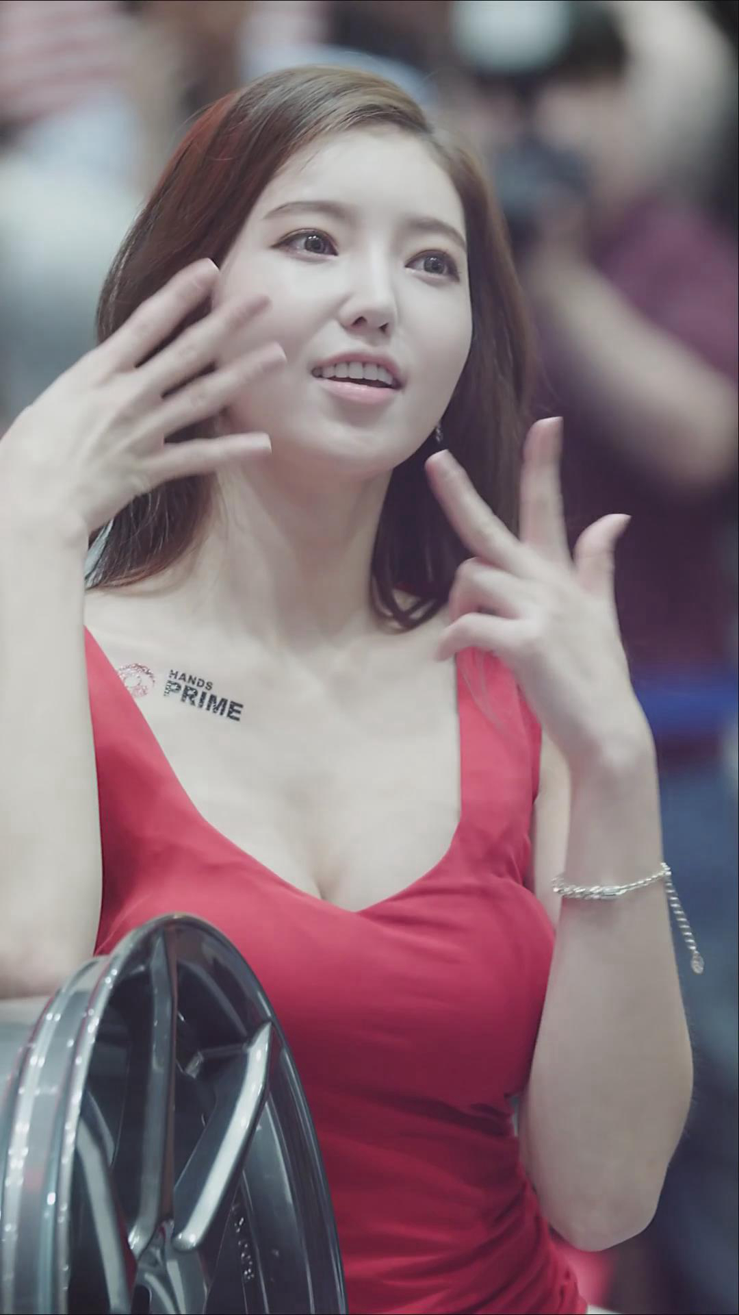 天使面孔魔鬼身材的性感爆乳韩国车模套图，堪称极致诱惑