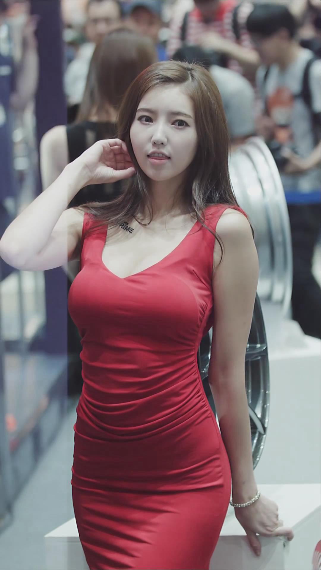 天使面孔魔鬼身材的性感爆乳韩国车模套图，堪称极致诱惑