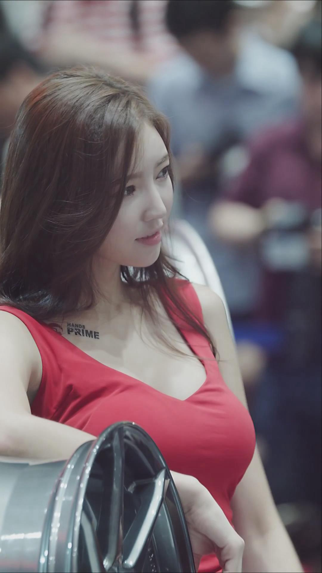 天使面孔魔鬼身材的性感爆乳韩国车模套图，堪称极致诱惑