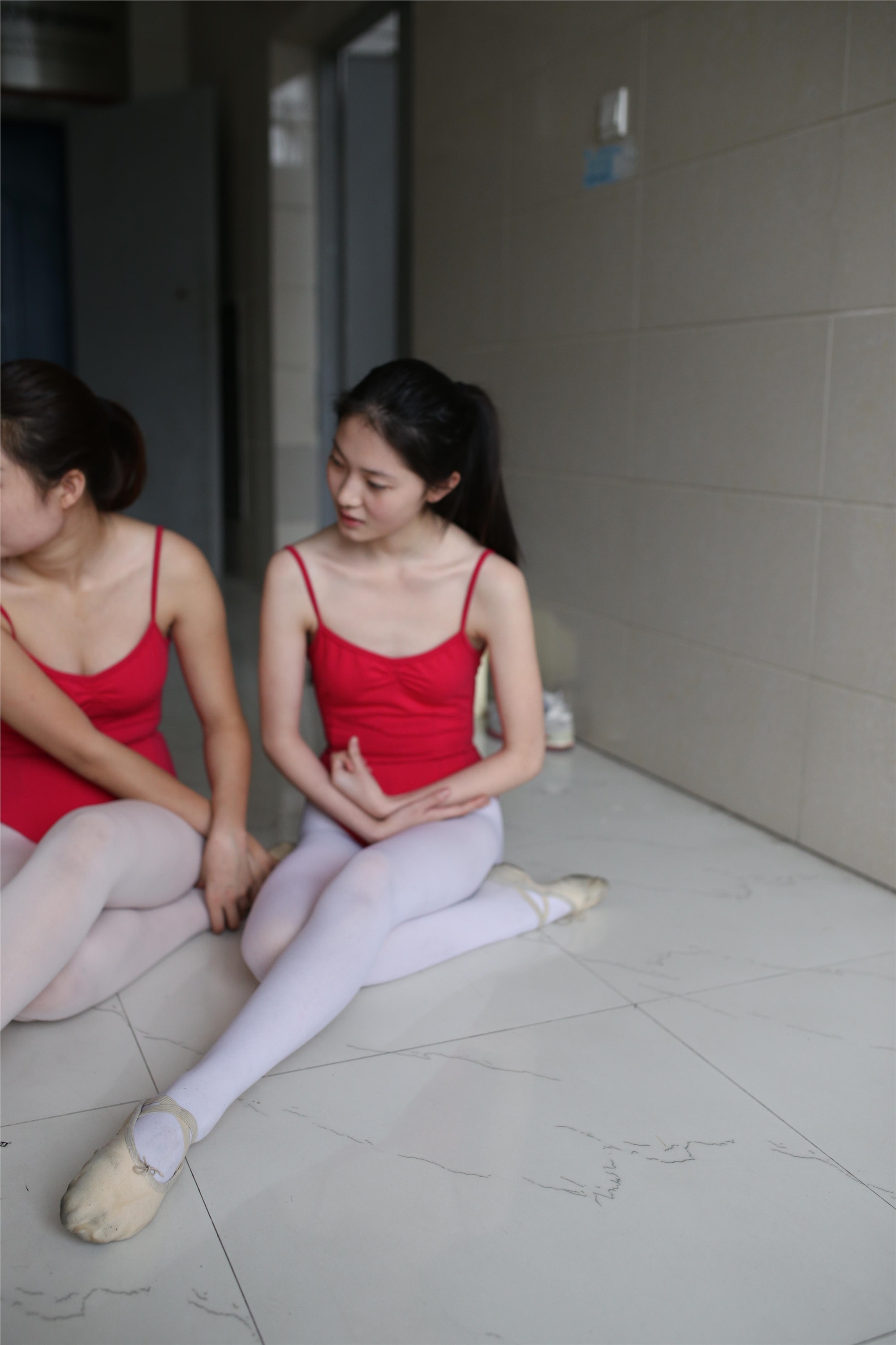 大西瓜美女图片 W016 舞蹈家6-红衣三姐妹220p1