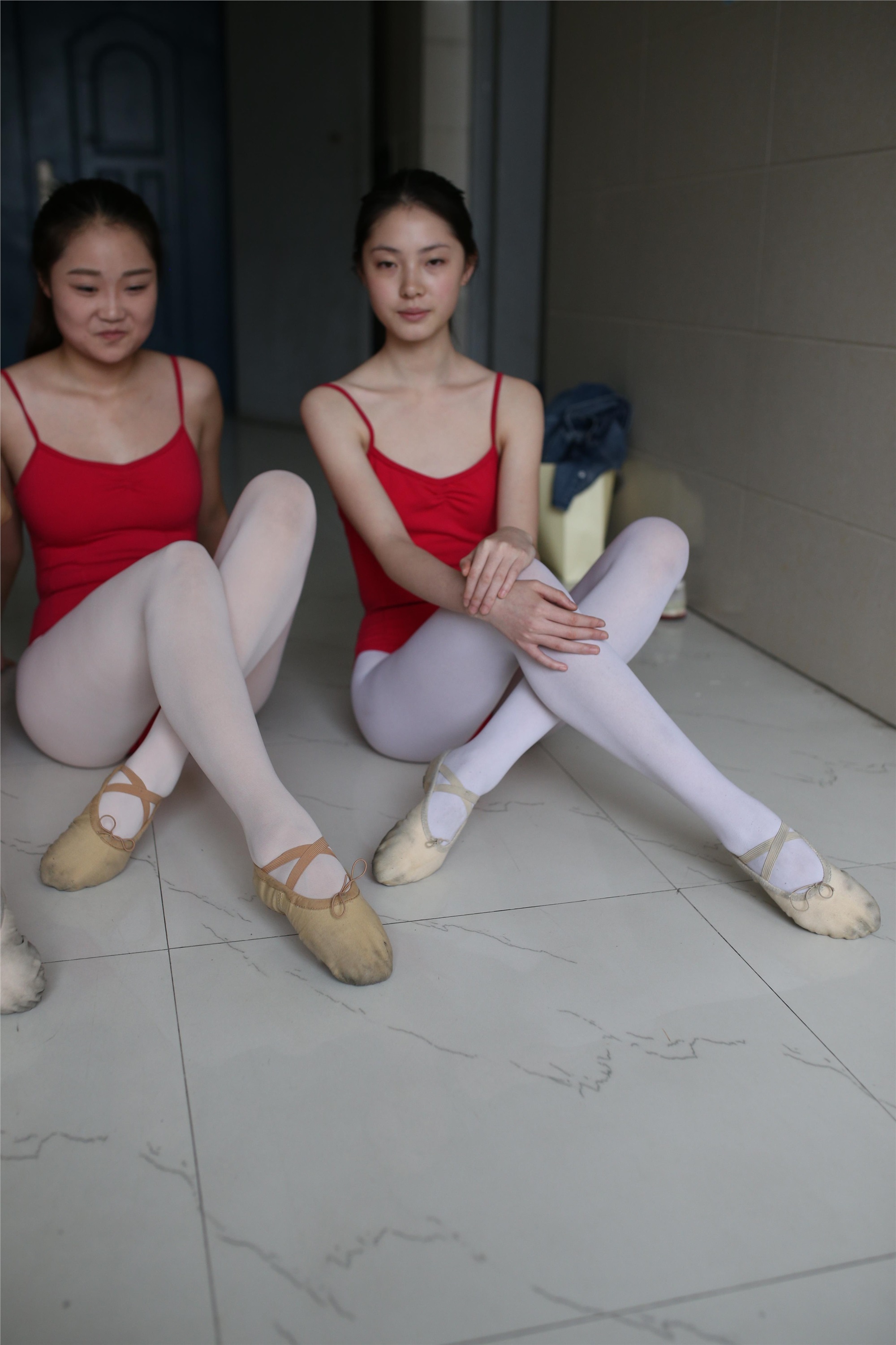 大西瓜美女图片 W016 舞蹈家6-红衣三姐妹220p1