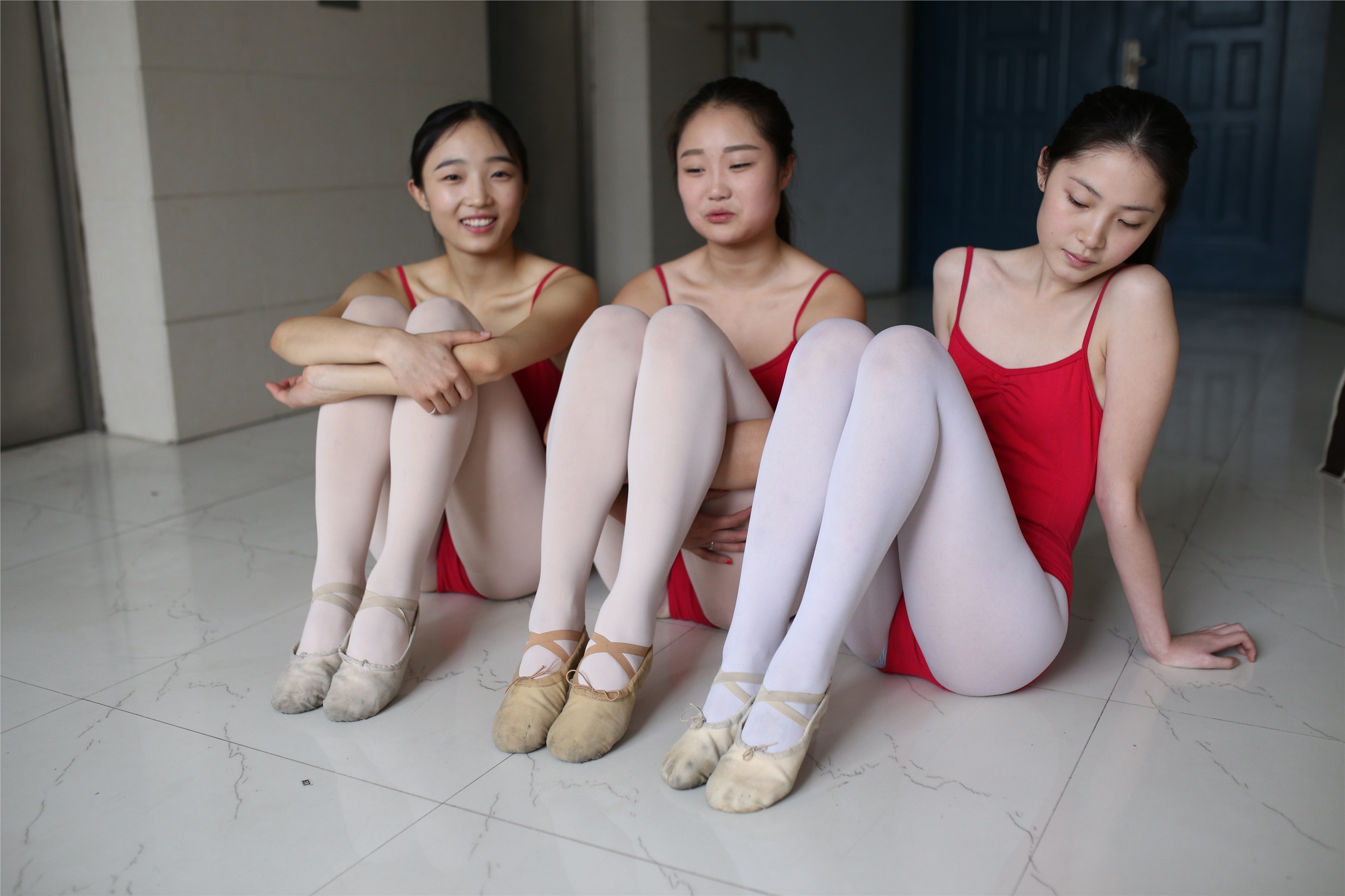 大西瓜美女图片 W016 舞蹈家6-红衣三姐妹220p1