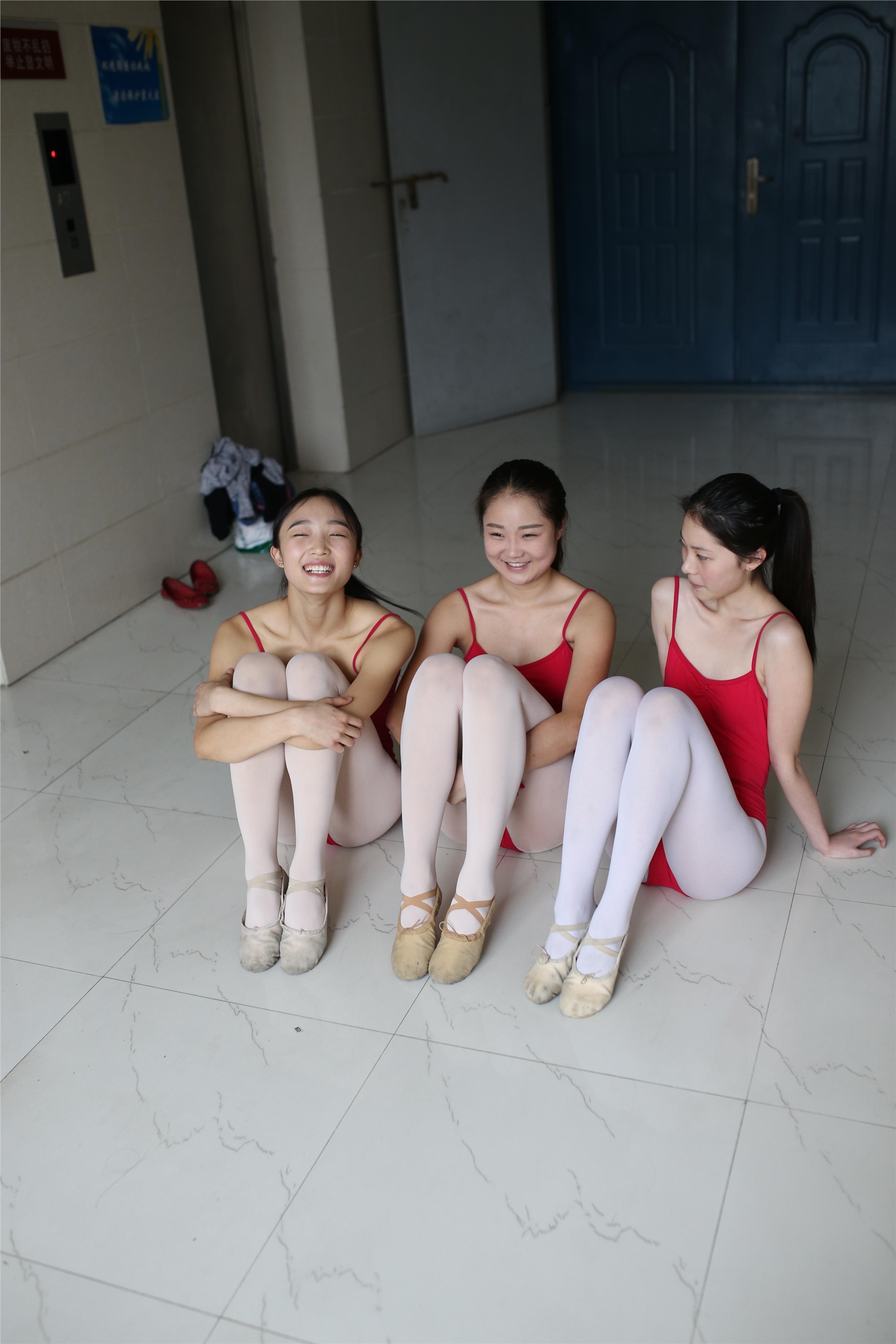 大西瓜美女图片 W016 舞蹈家6-红衣三姐妹220p1