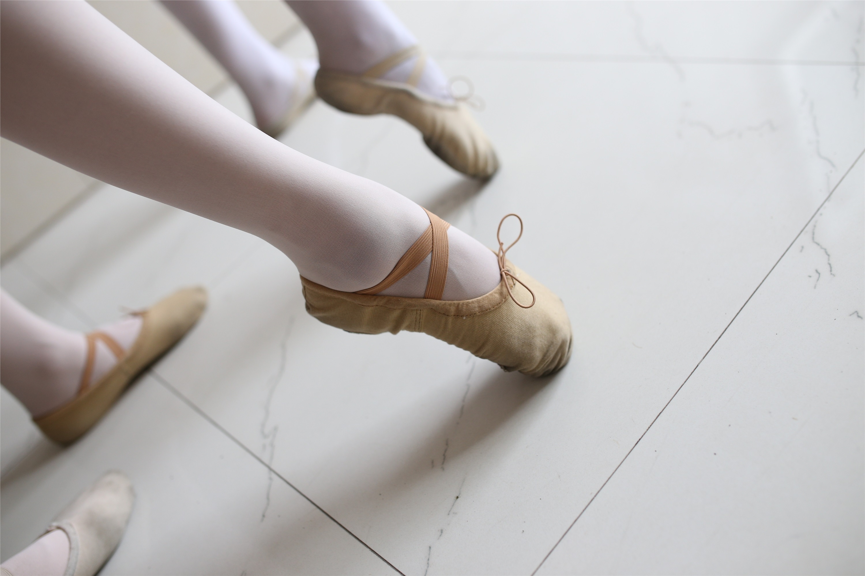 大西瓜美女图片 W016 舞蹈家6-红衣三姐妹220p1