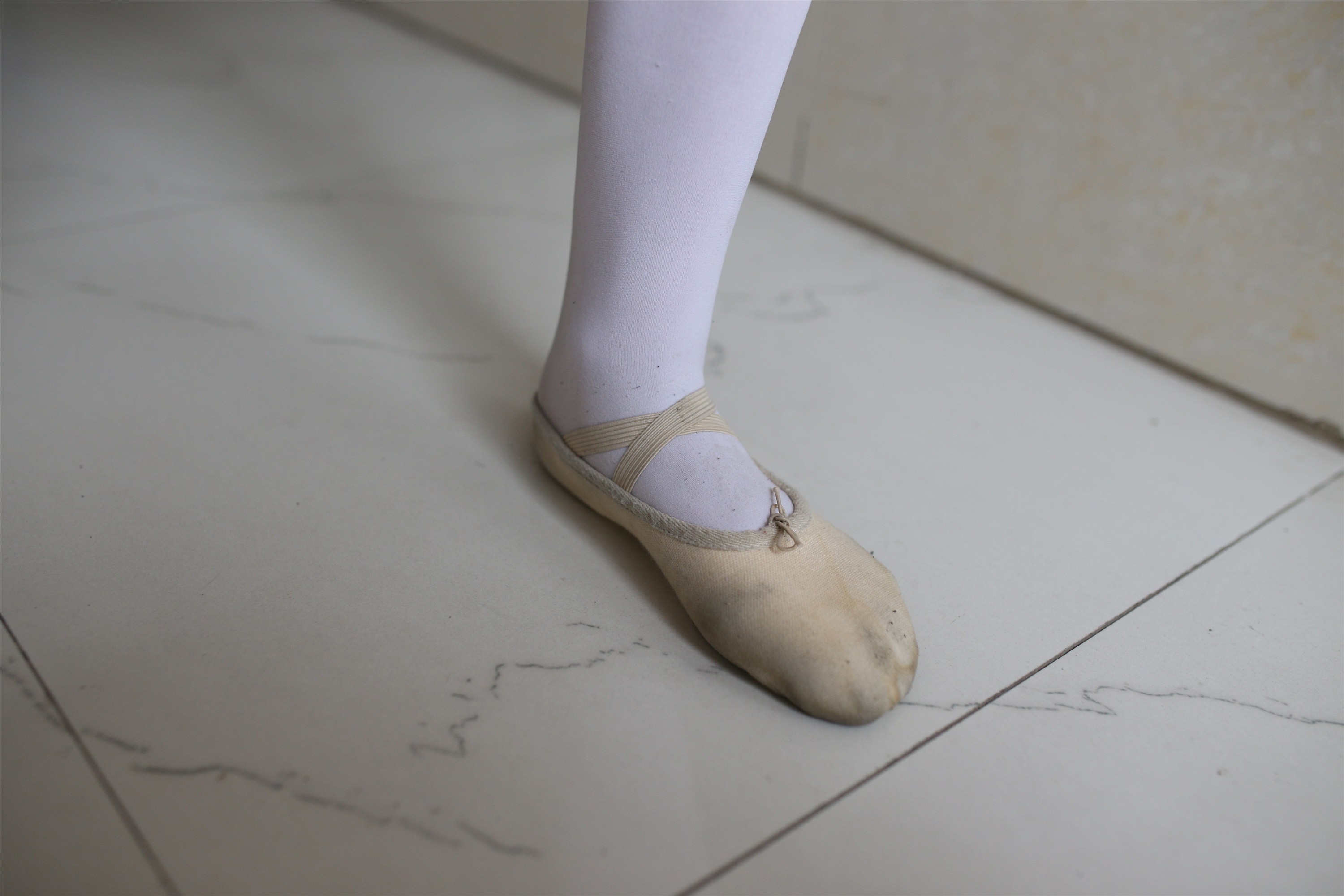 大西瓜美女图片 W016 舞蹈家6-红衣三姐妹220p1