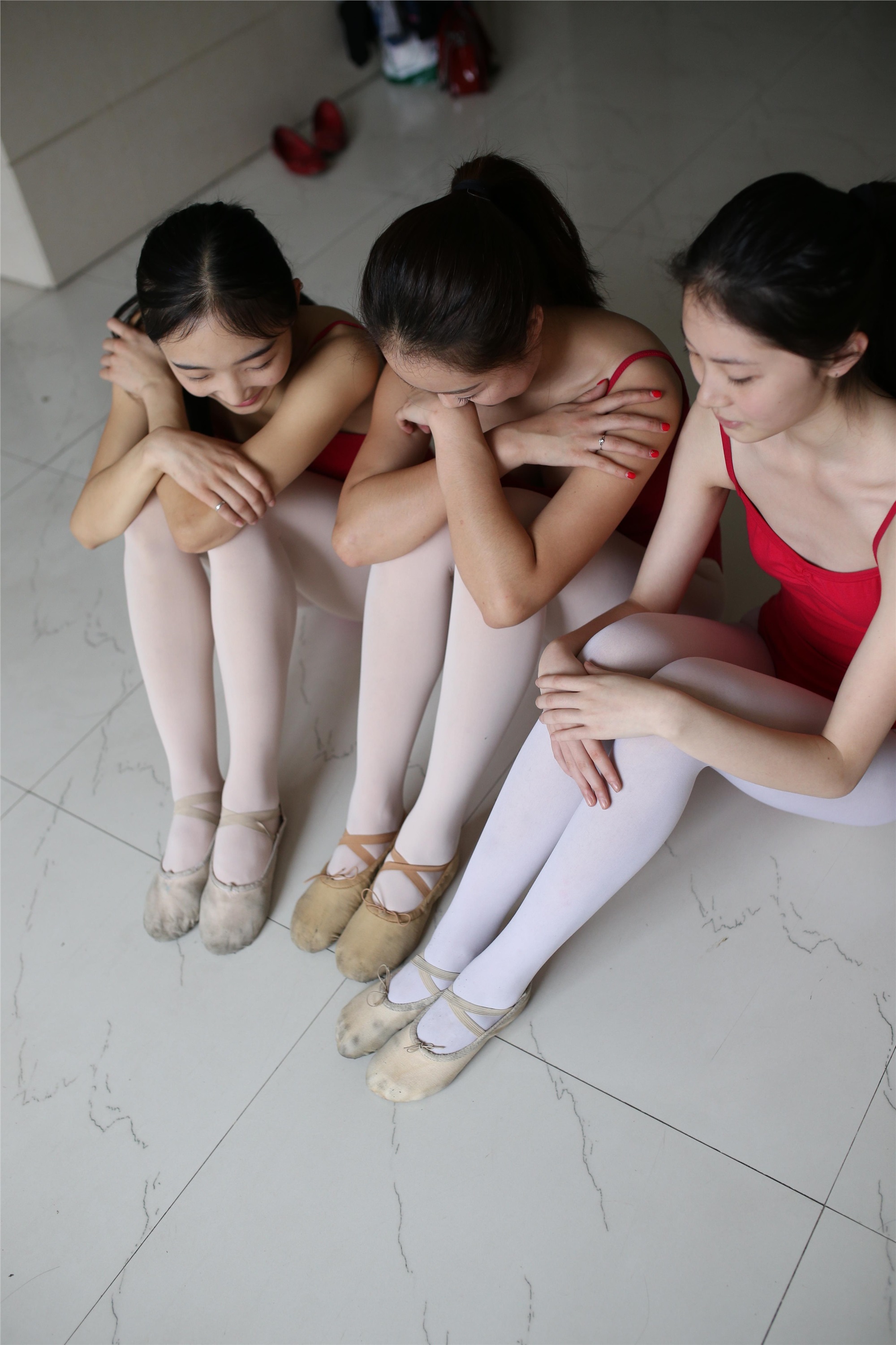 大西瓜美女图片 W016 舞蹈家6-红衣三姐妹220p1