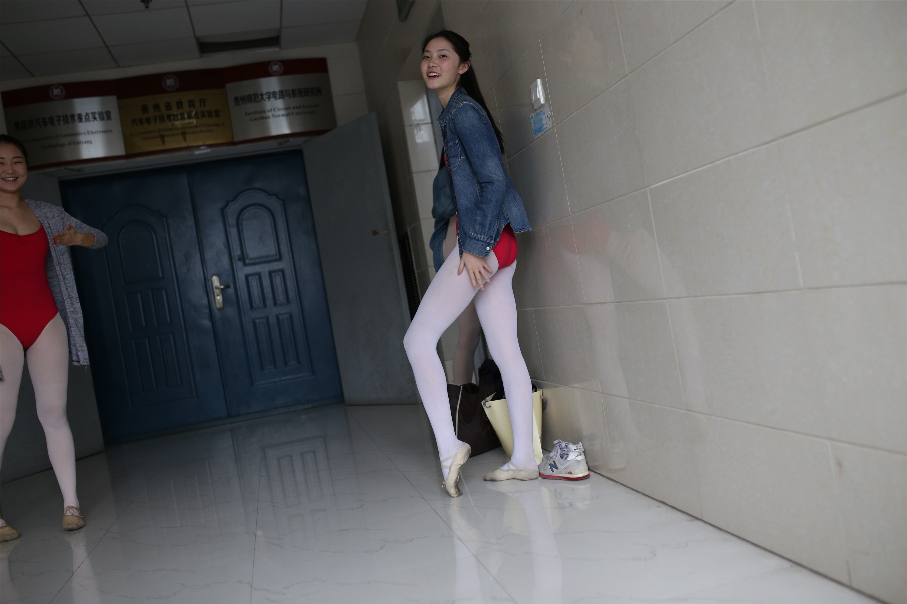 大西瓜美女图片 W016 舞蹈家6-红衣三姐妹220p2