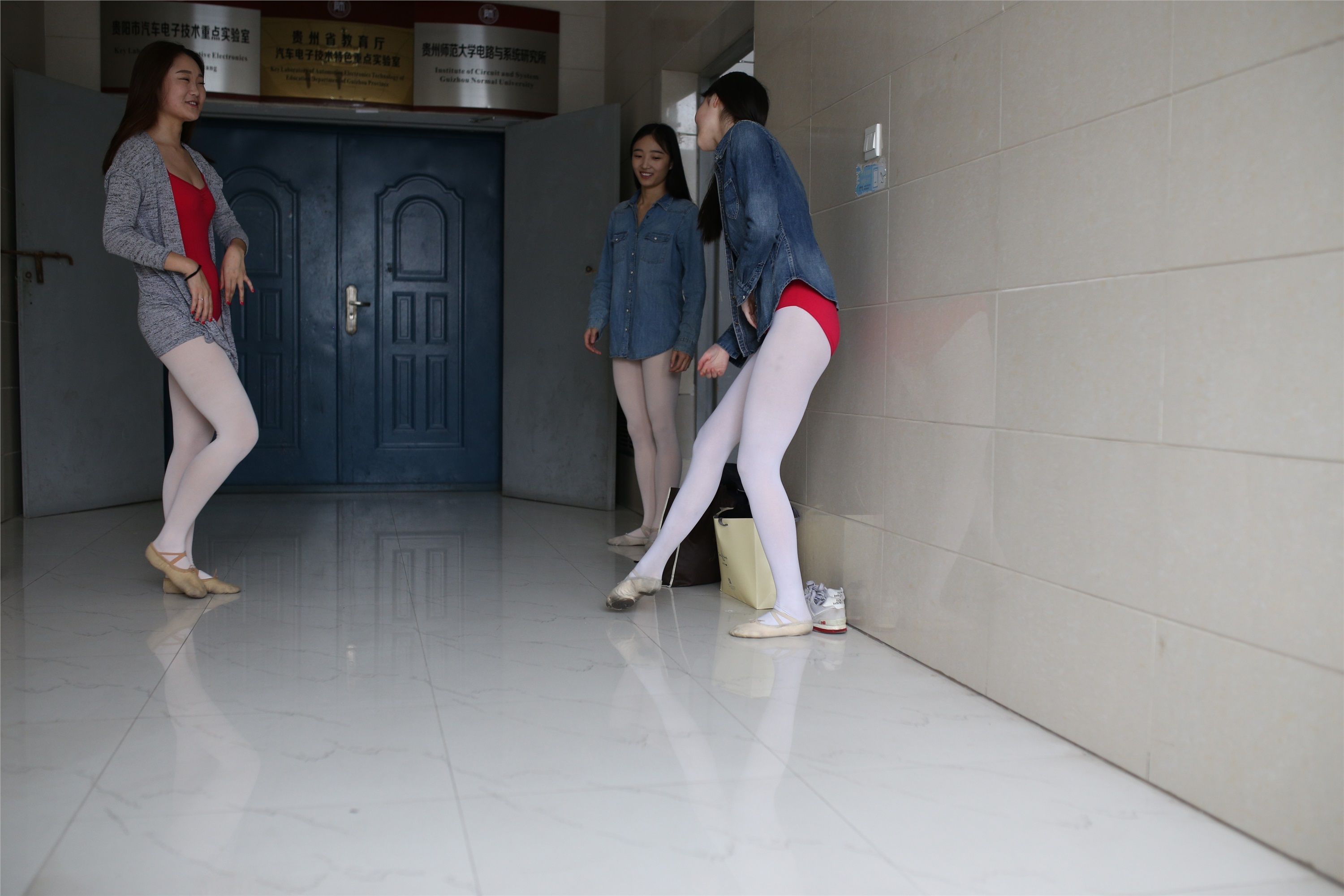 大西瓜美女图片 W016 舞蹈家6-红衣三姐妹220p2