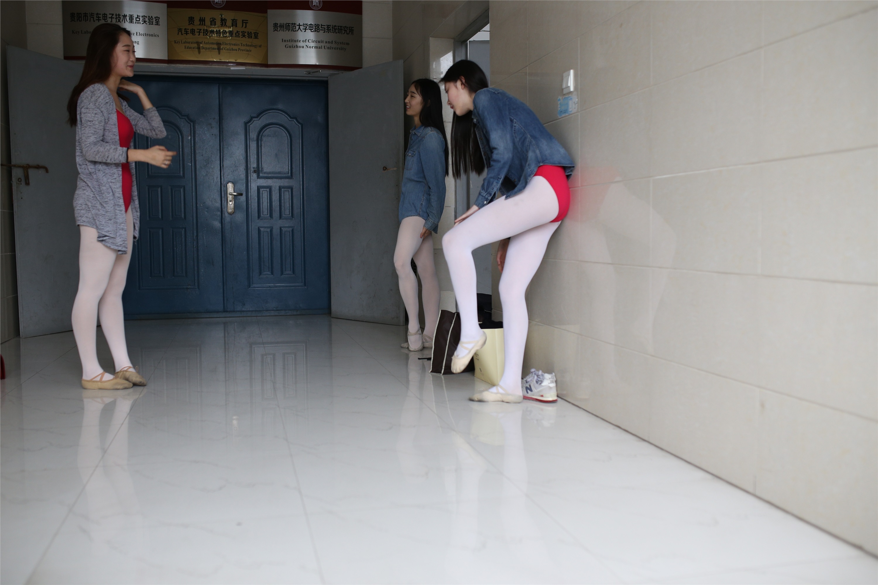 大西瓜美女图片 W016 舞蹈家6-红衣三姐妹220p2