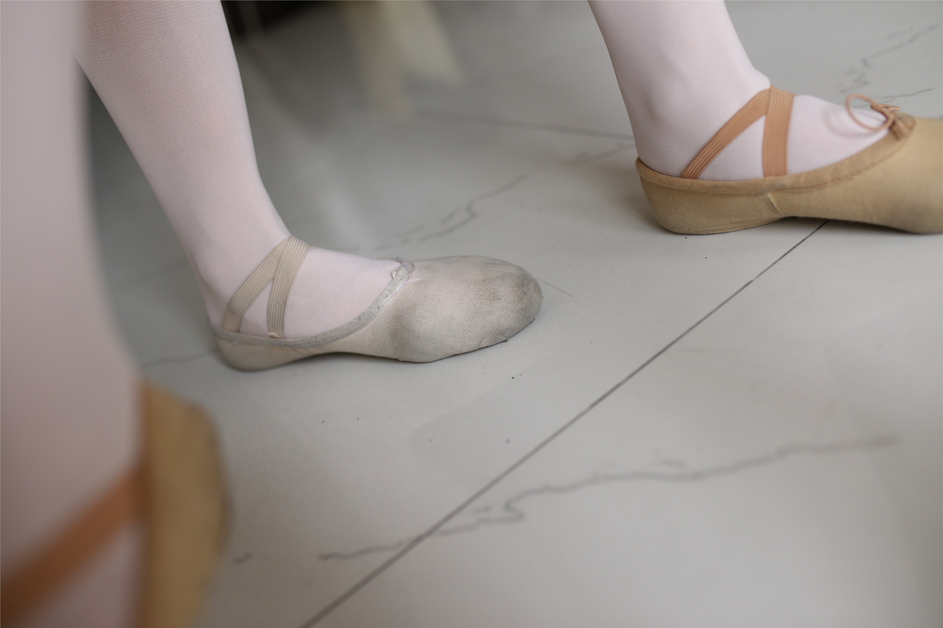 大西瓜美女图片 W016 舞蹈家6-红衣三姐妹220p2