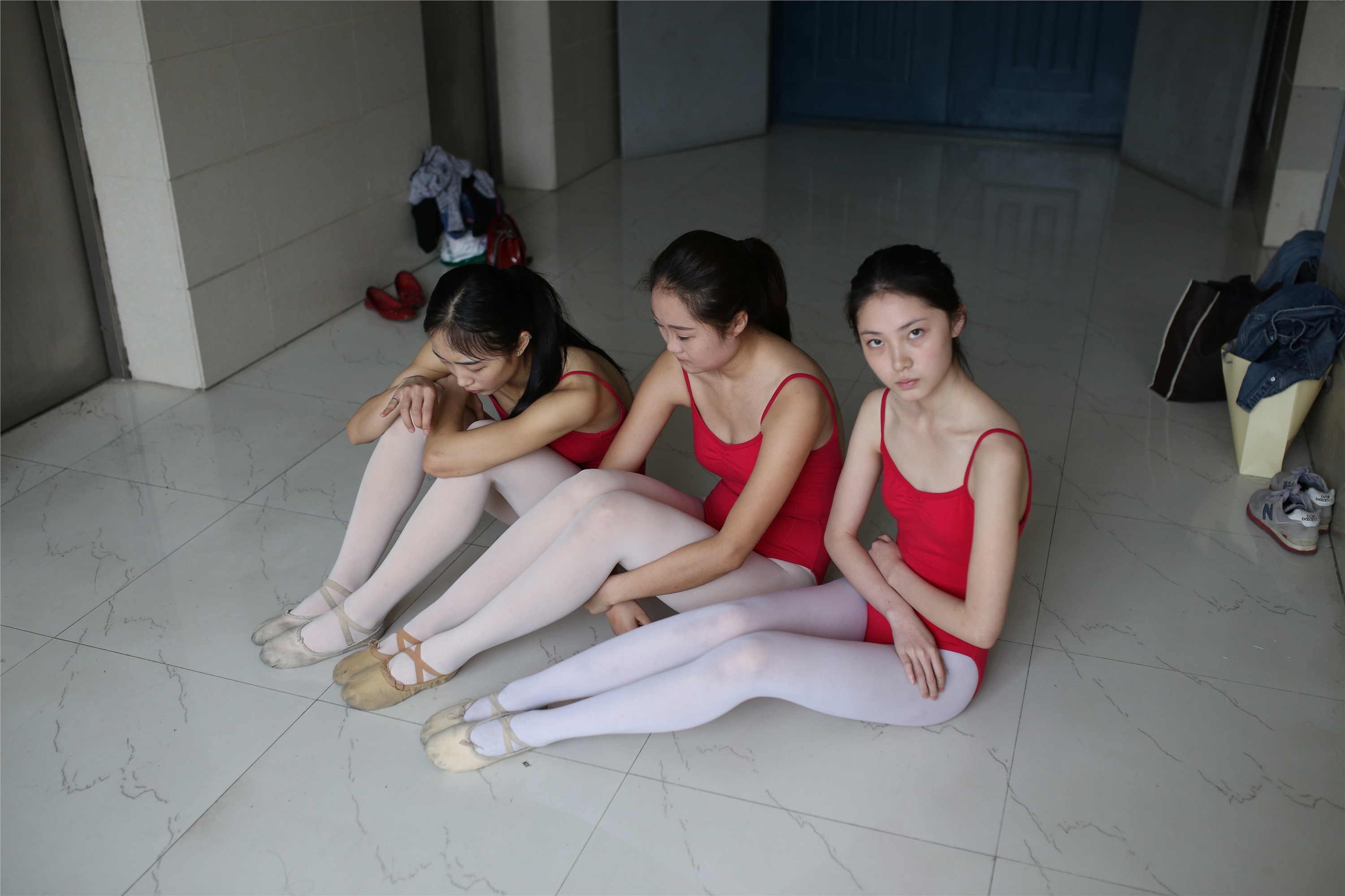 大西瓜美女图片 W016 舞蹈家6-红衣三姐妹220p2