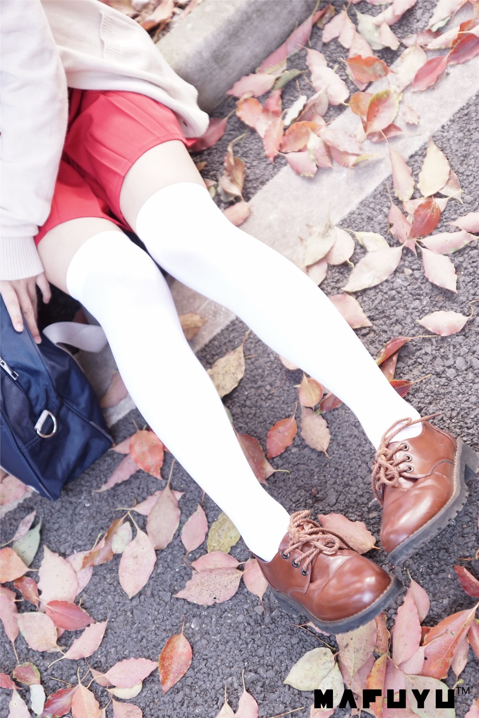 神楽坂真冬视频 - 红JK白过膝系列