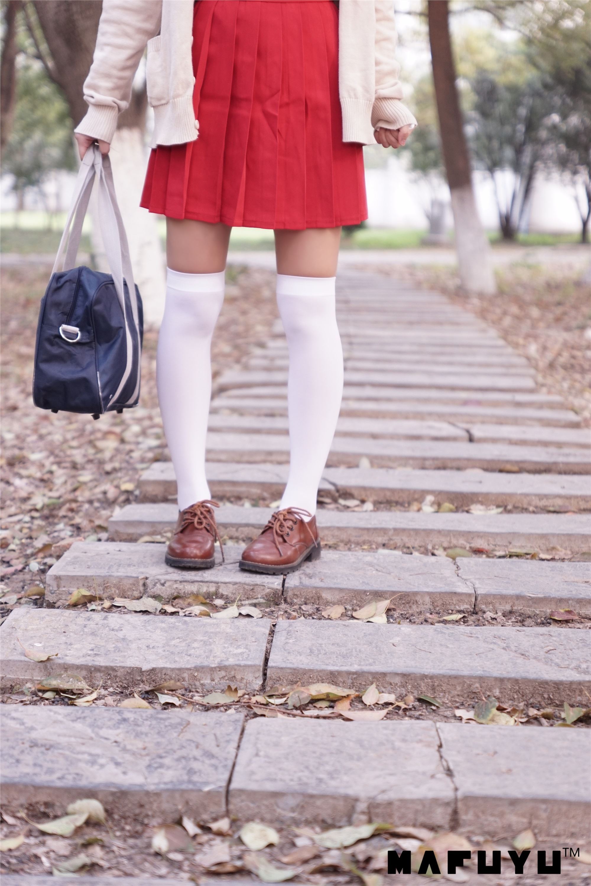 神楽坂真冬视频 - 红JK白过膝系列