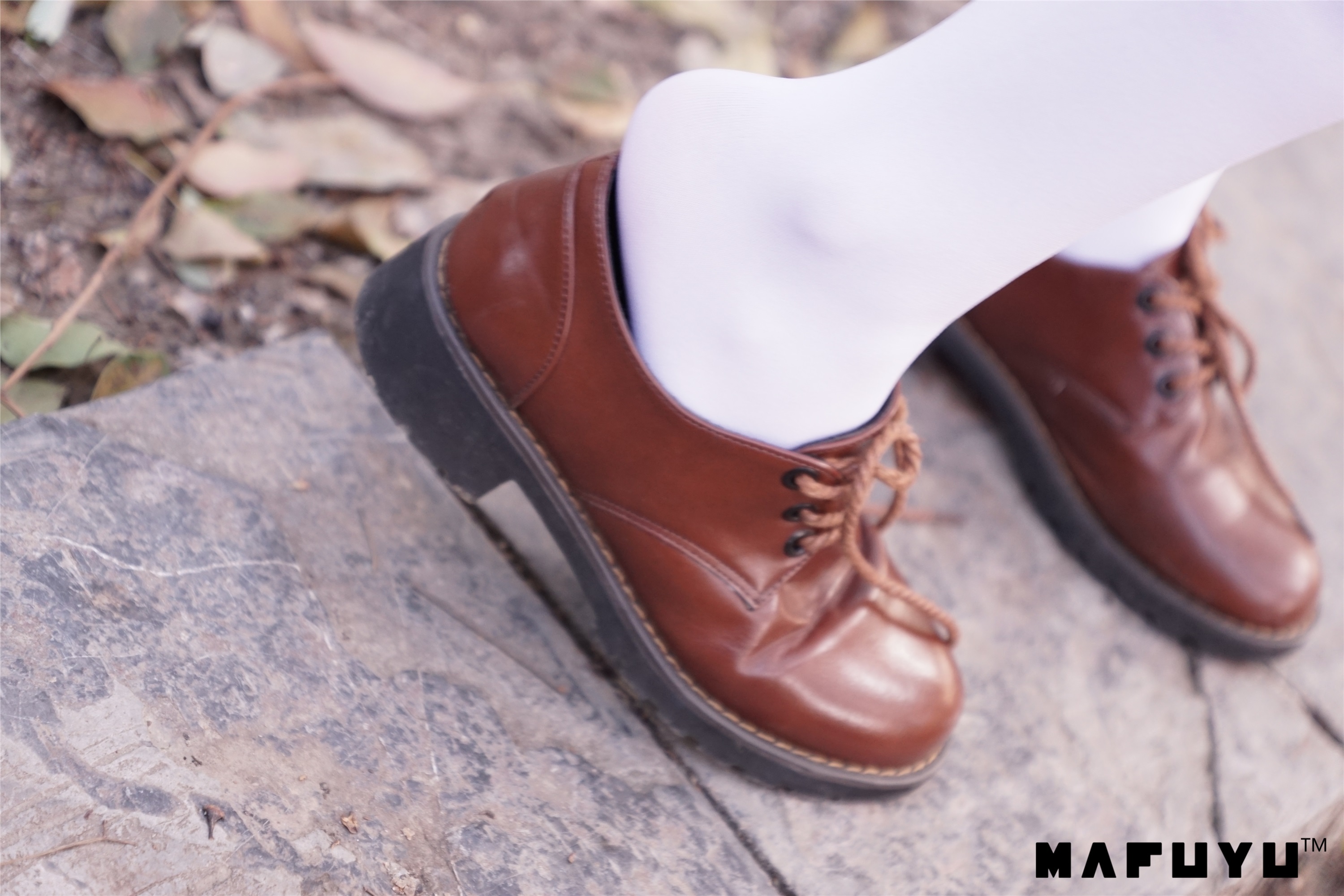 神楽坂真冬视频 - 红JK白过膝系列