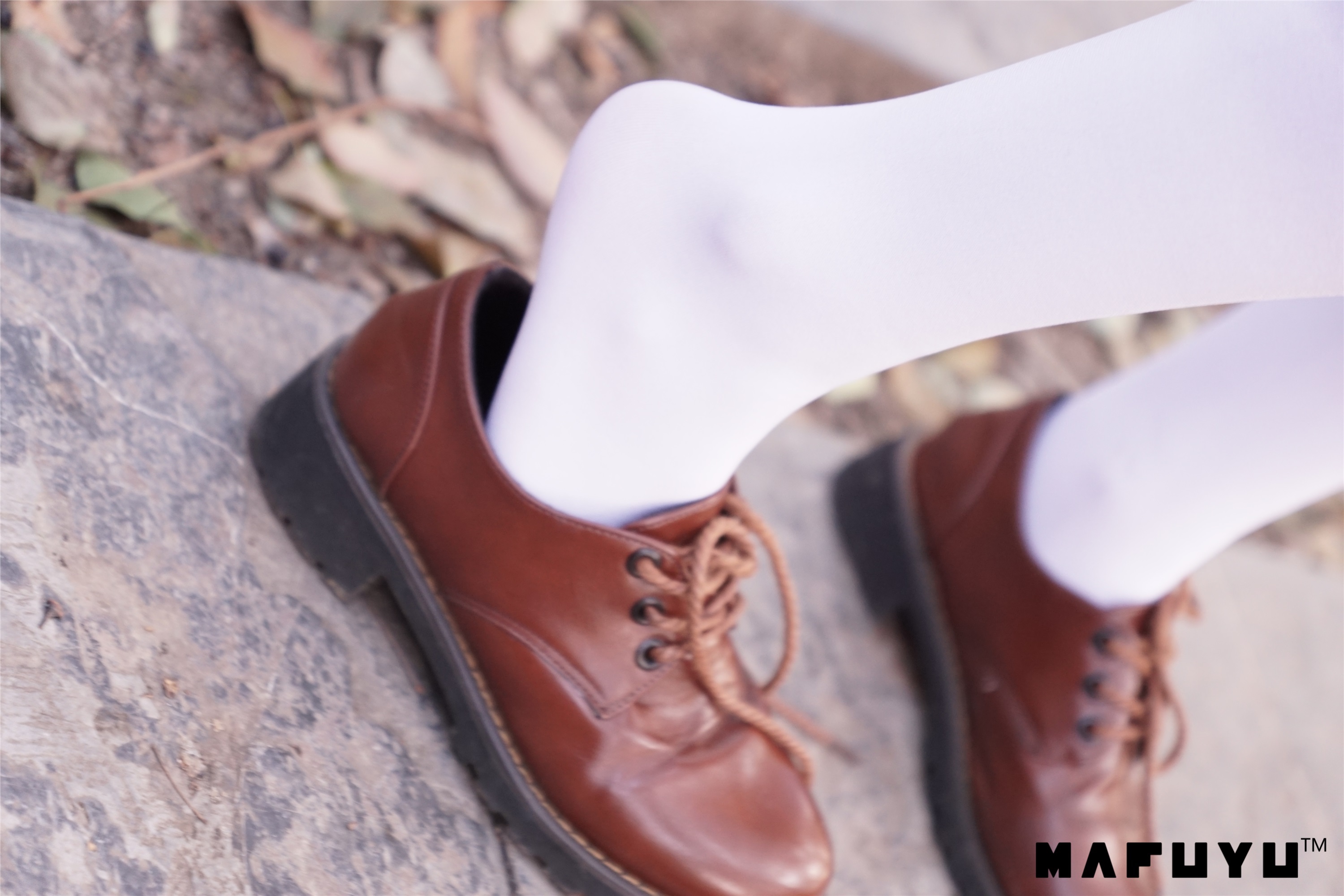 神楽坂真冬视频 - 红JK白过膝系列