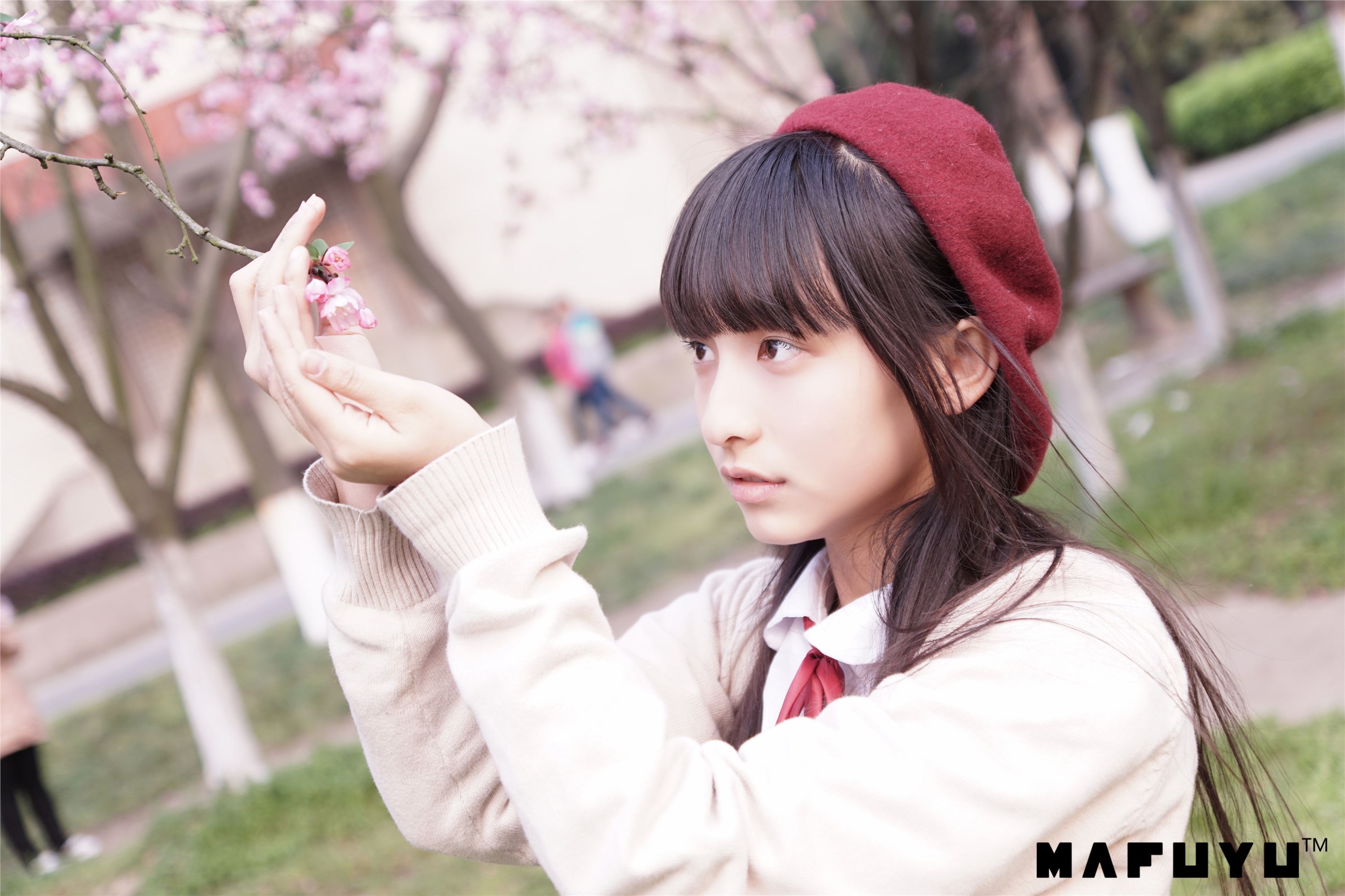 神楽坂真冬视频 - 红JK白过膝系列