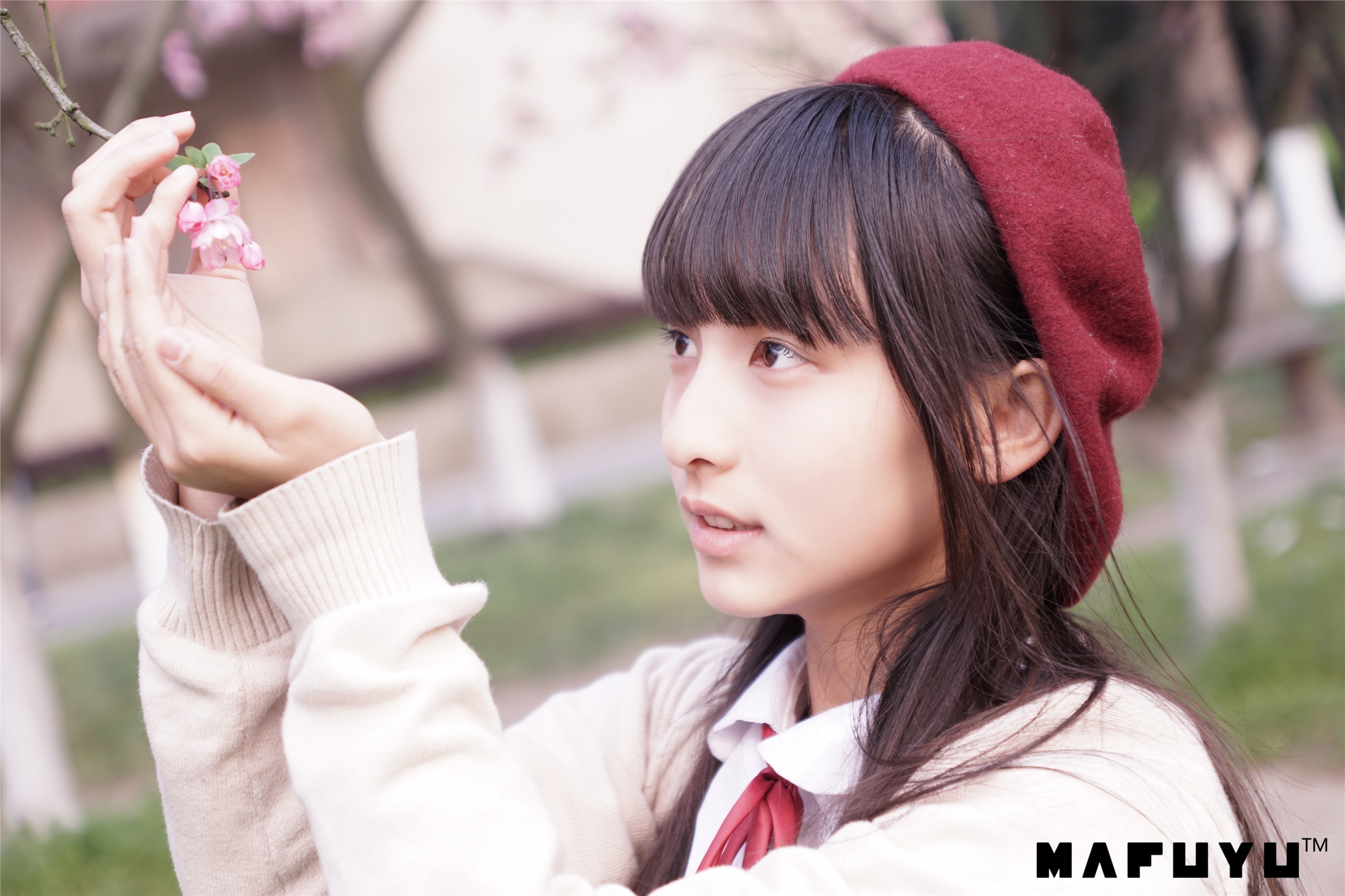 神楽坂真冬视频 - 红JK白过膝系列