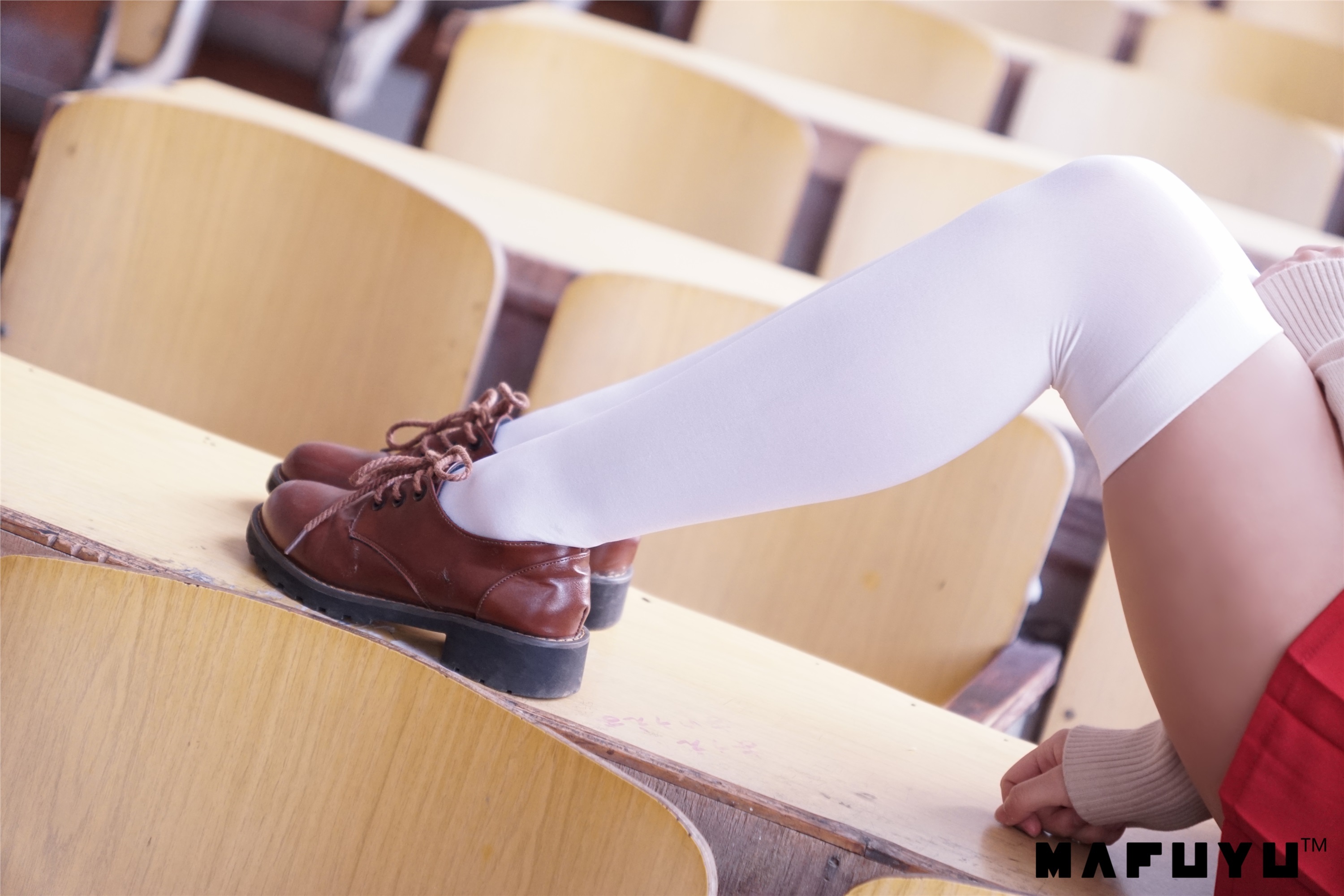 神楽坂真冬视频 - 红JK白过膝系列