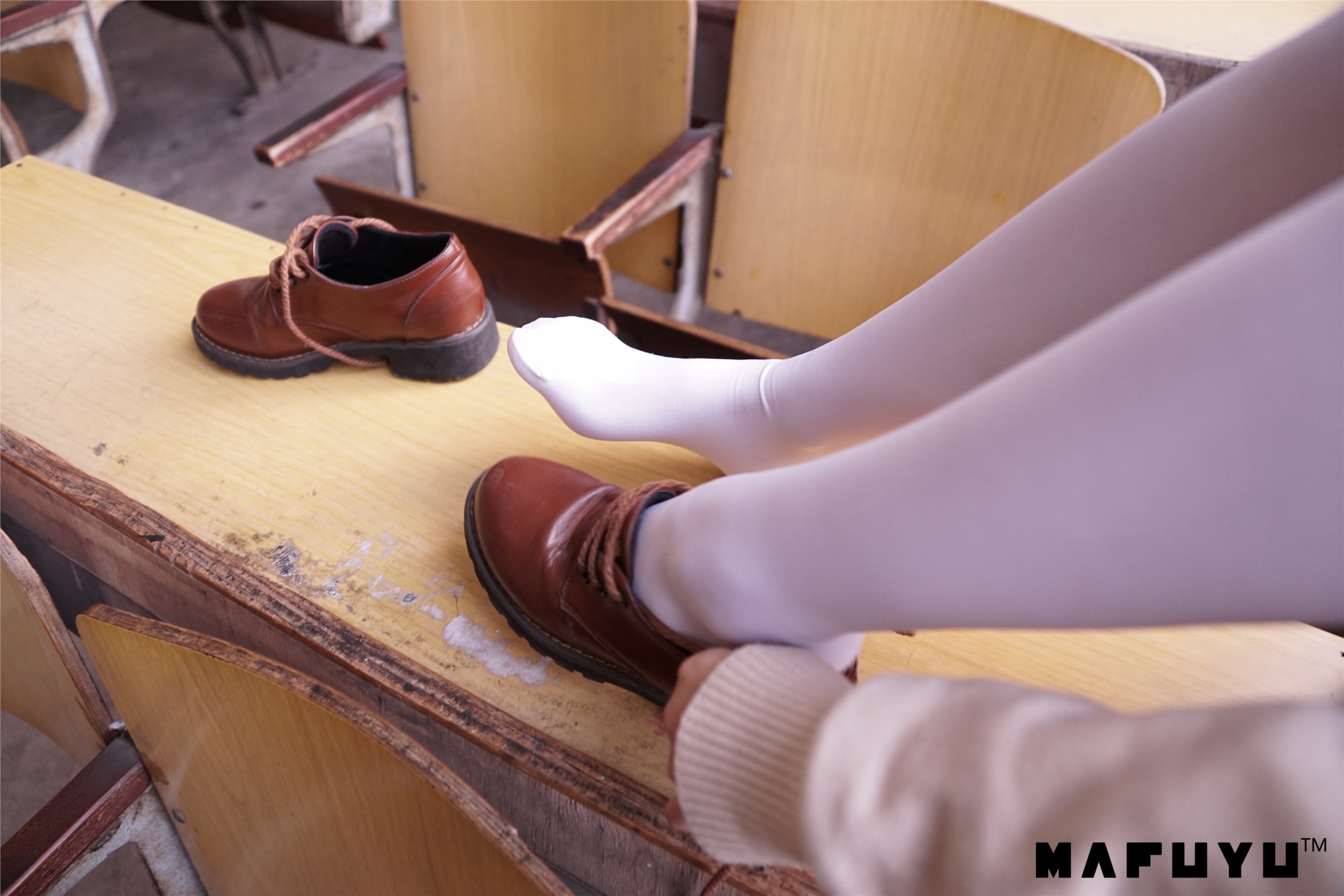 神楽坂真冬视频 - 红JK白过膝系列