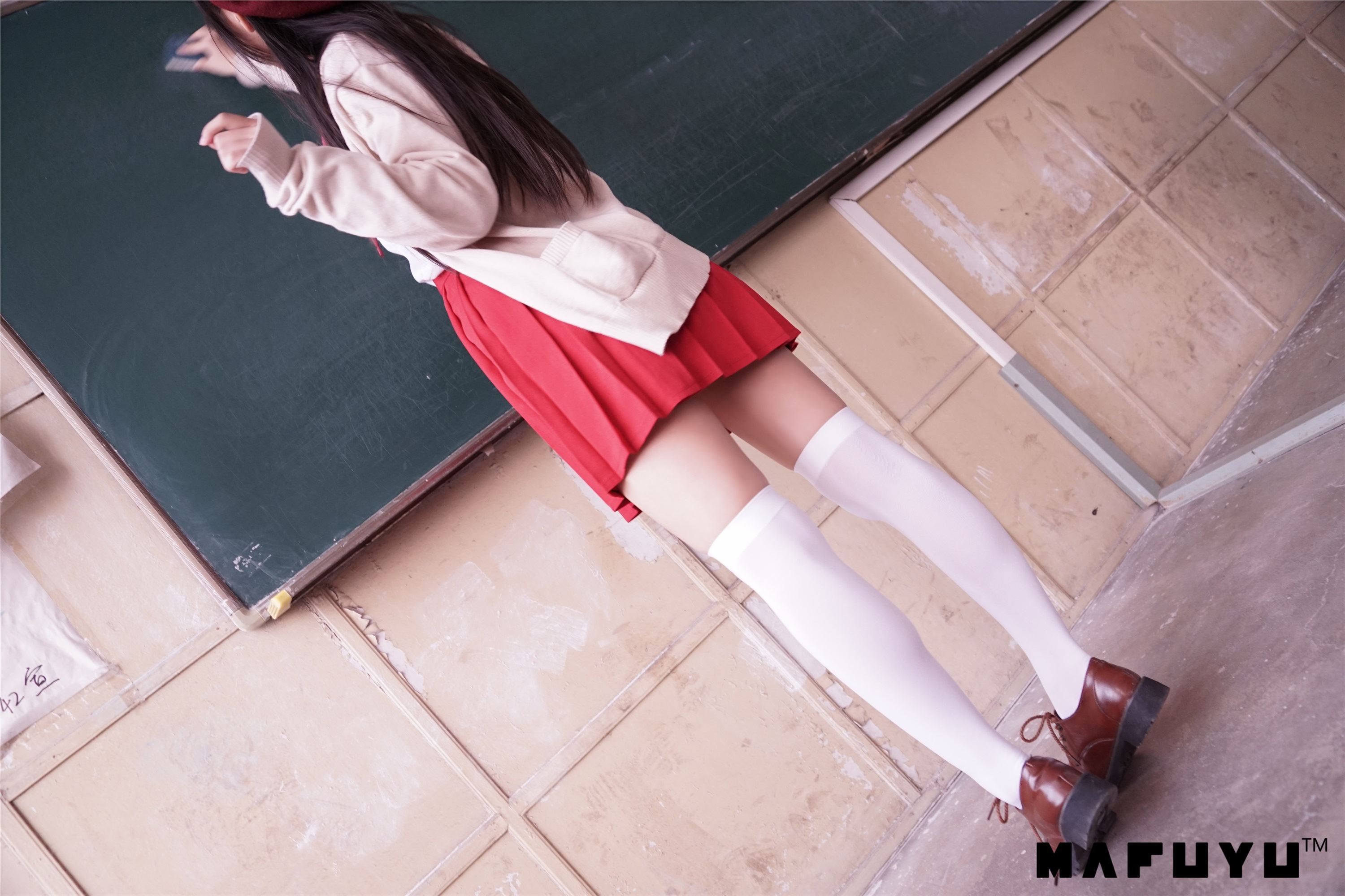 神楽坂真冬视频 - 红JK白过膝系列