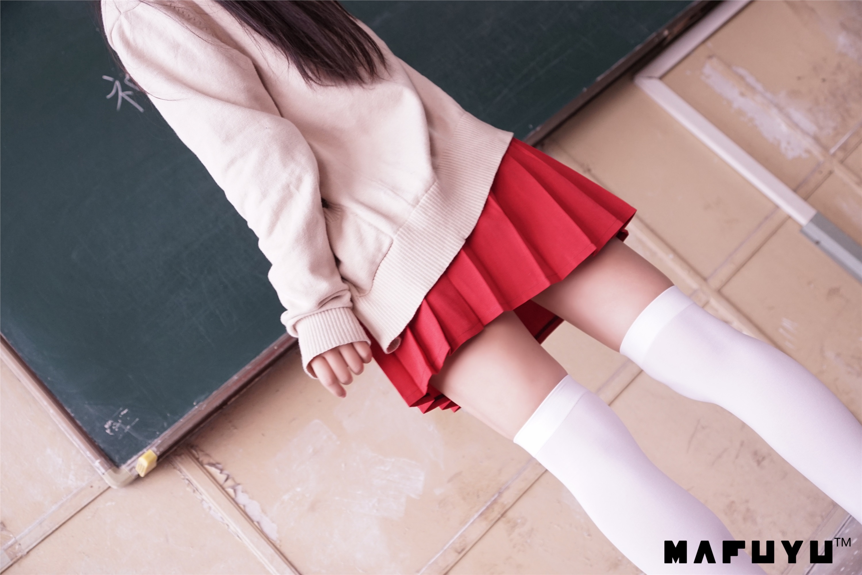 神楽坂真冬视频 - 红JK白过膝系列