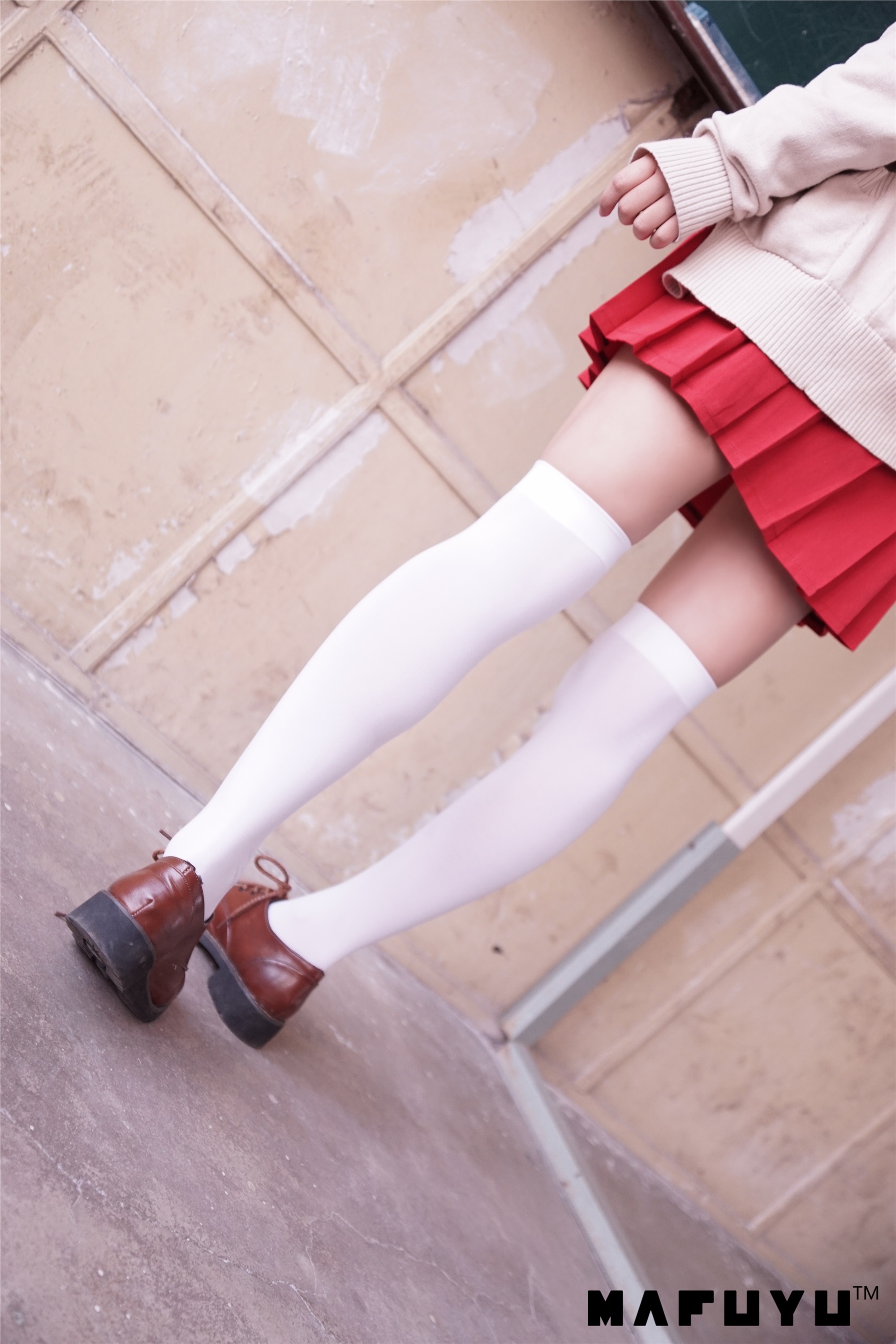 神楽坂真冬视频 - 红JK白过膝系列