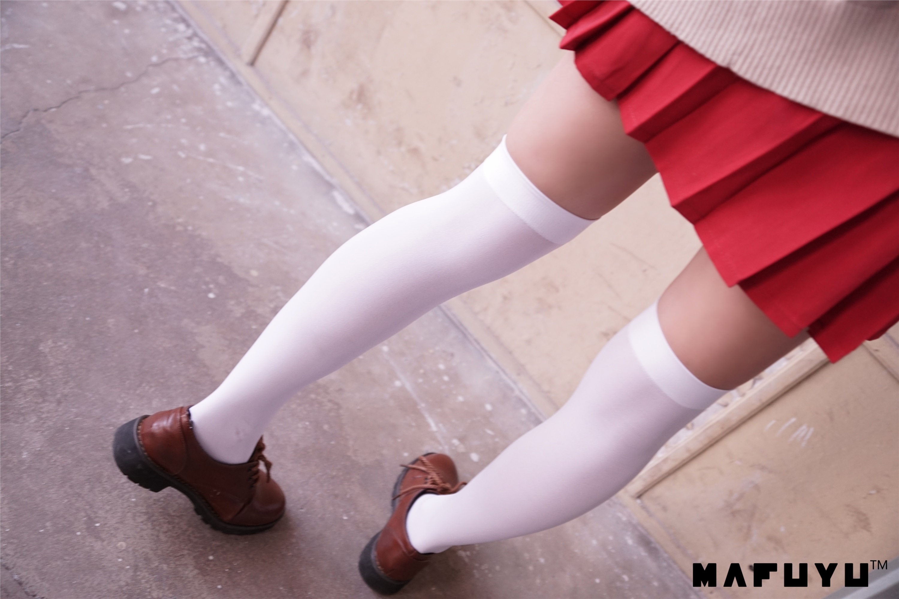 神楽坂真冬视频 - 红JK白过膝系列