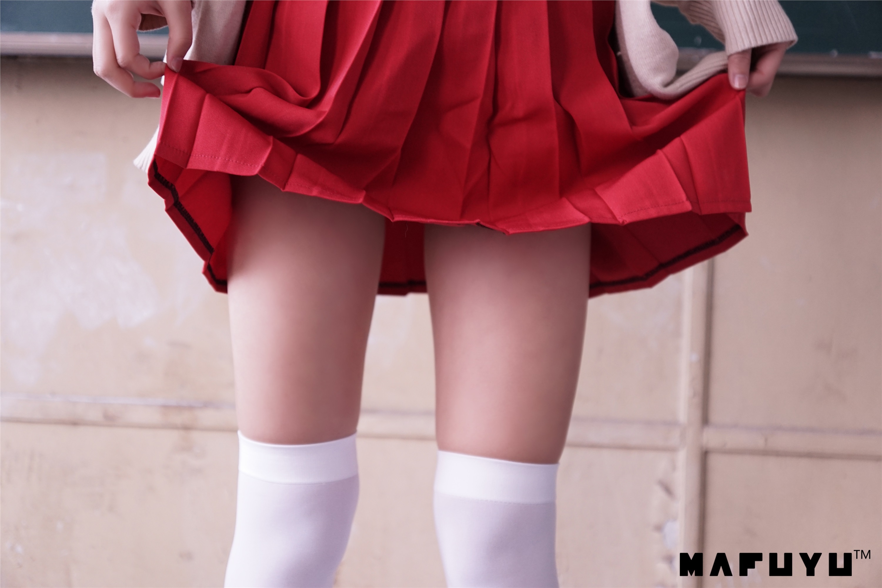 神楽坂真冬视频 - 红JK白过膝系列