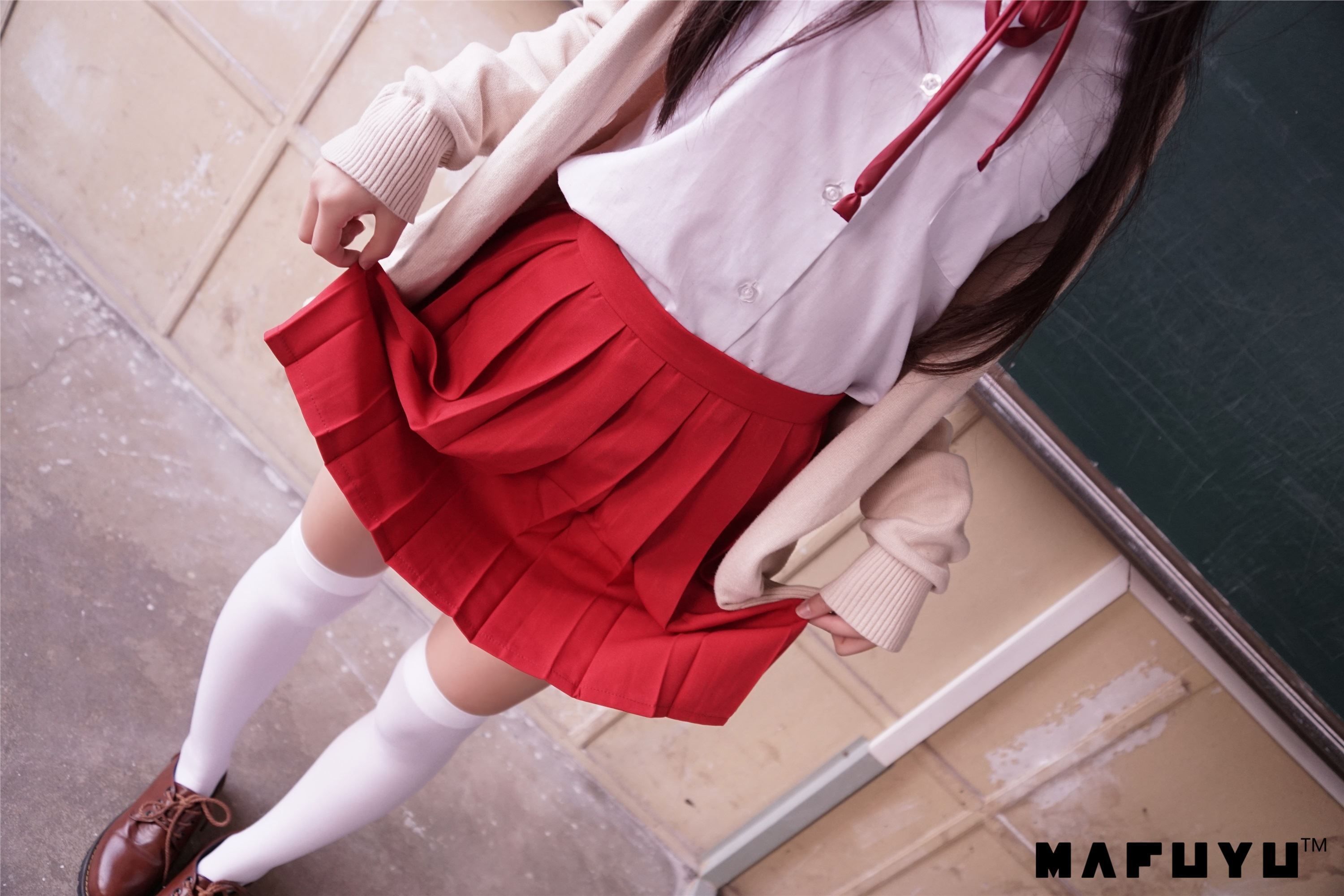 神楽坂真冬视频 - 红JK白过膝系列