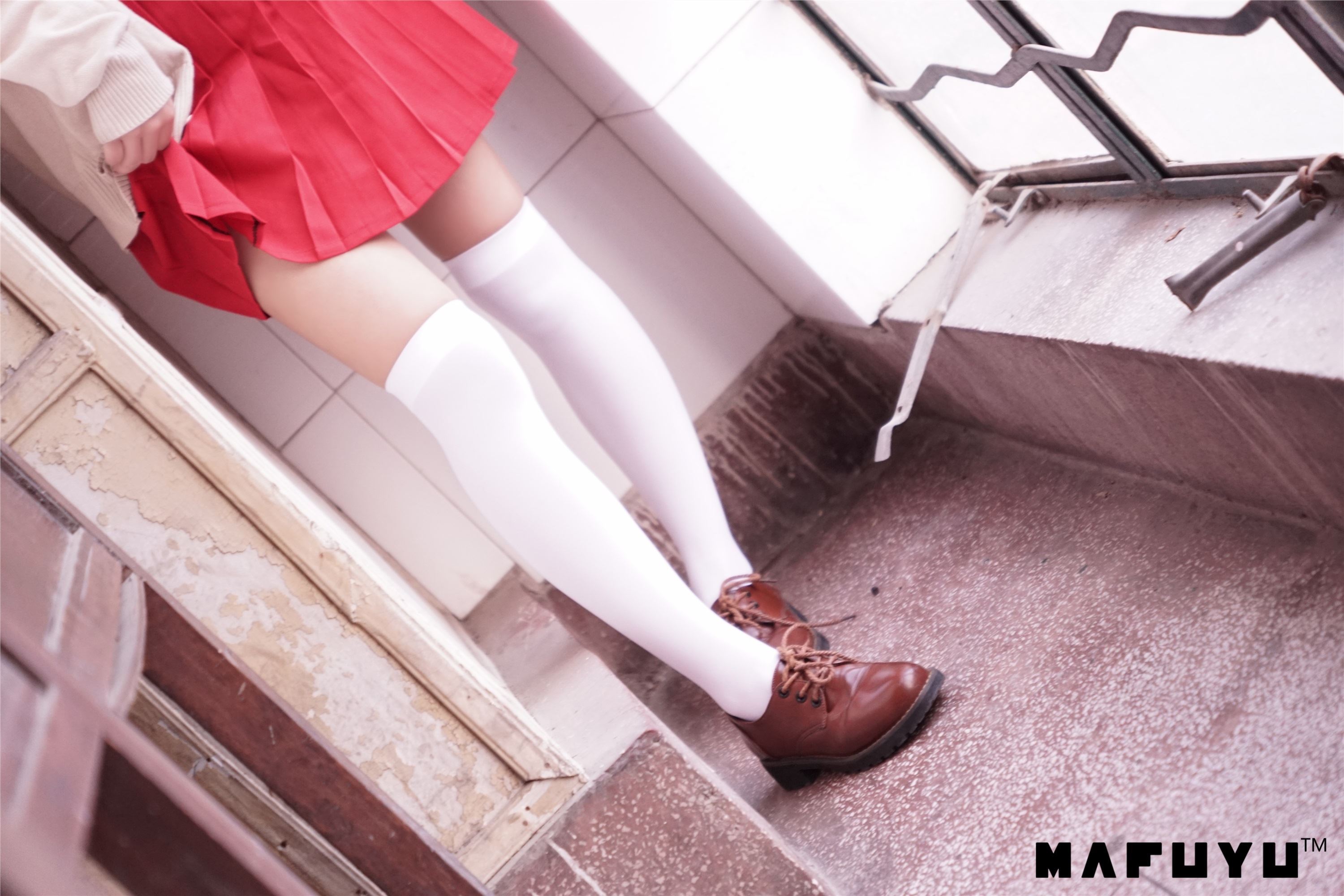 神楽坂真冬视频 - 红JK白过膝系列