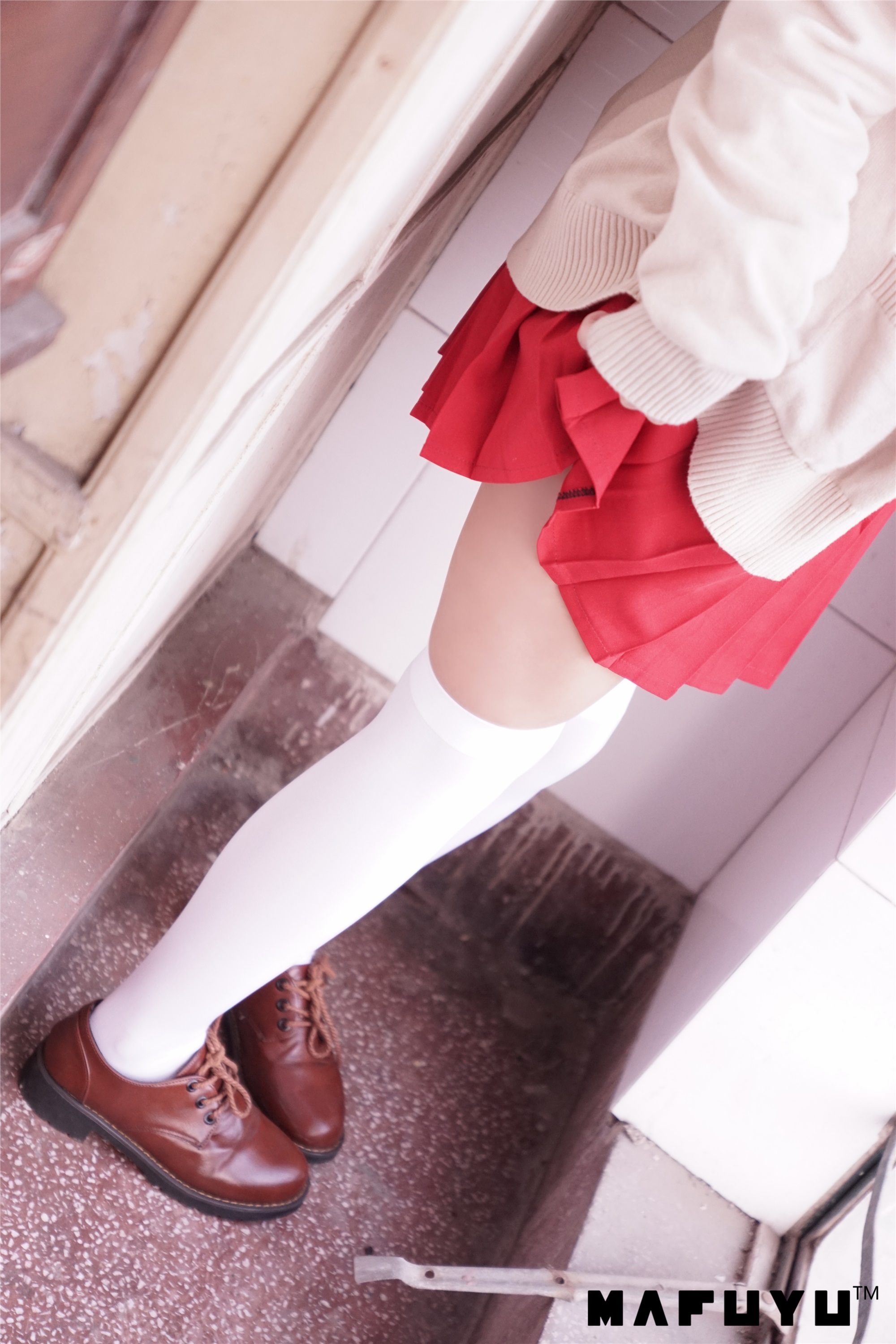 神楽坂真冬视频 - 红JK白过膝系列