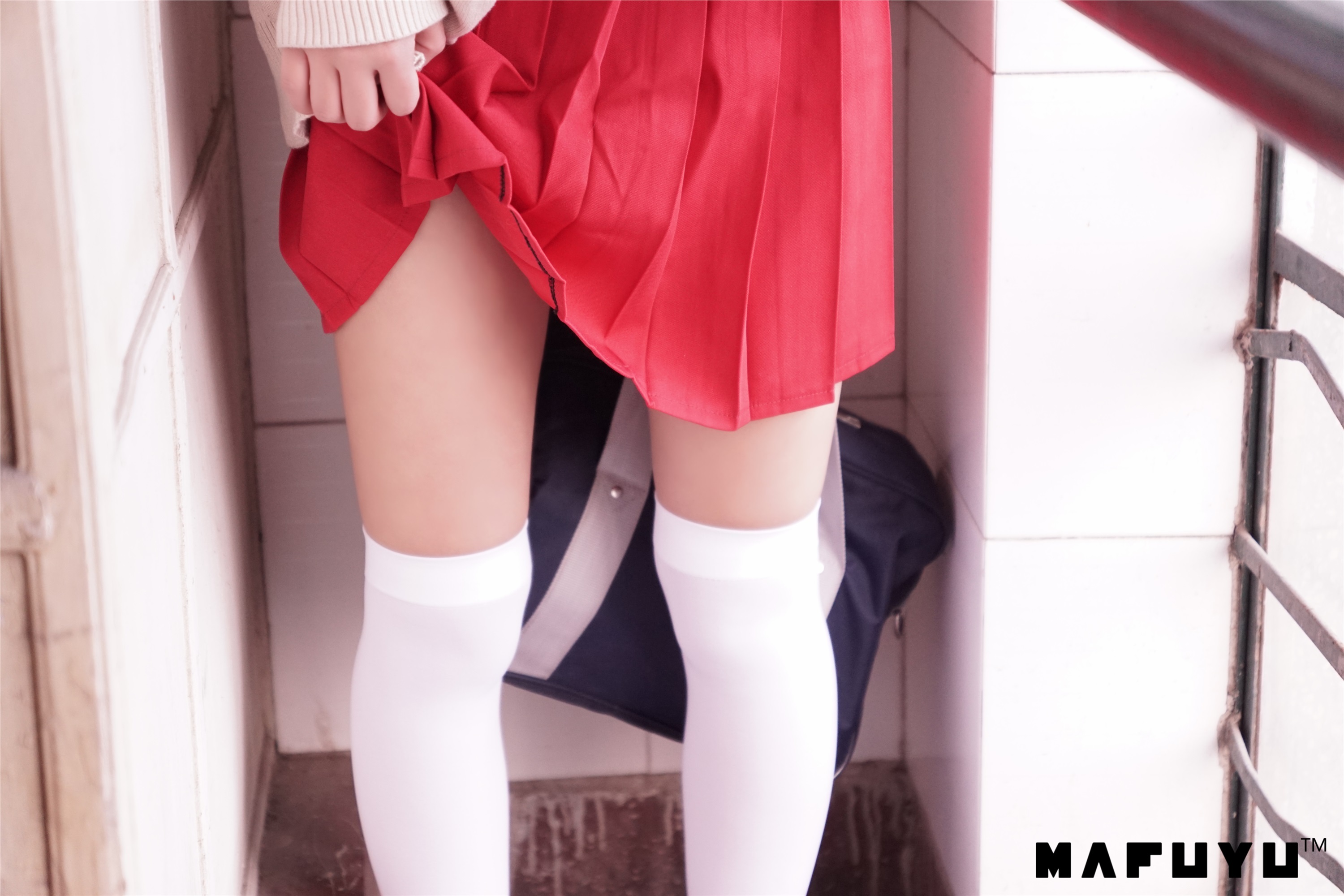 神楽坂真冬视频 - 红JK白过膝系列