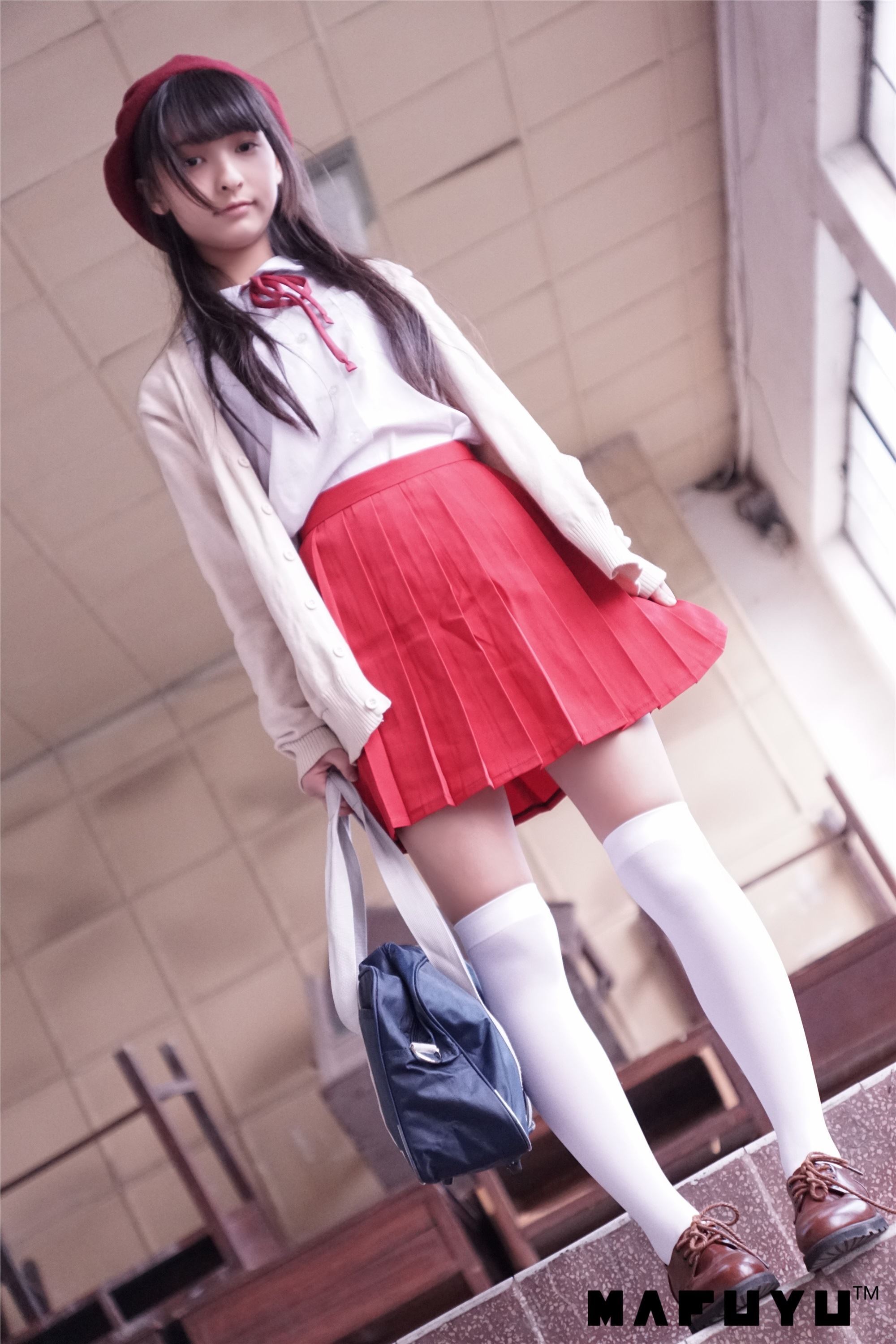 神楽坂真冬视频 - 红JK白过膝系列