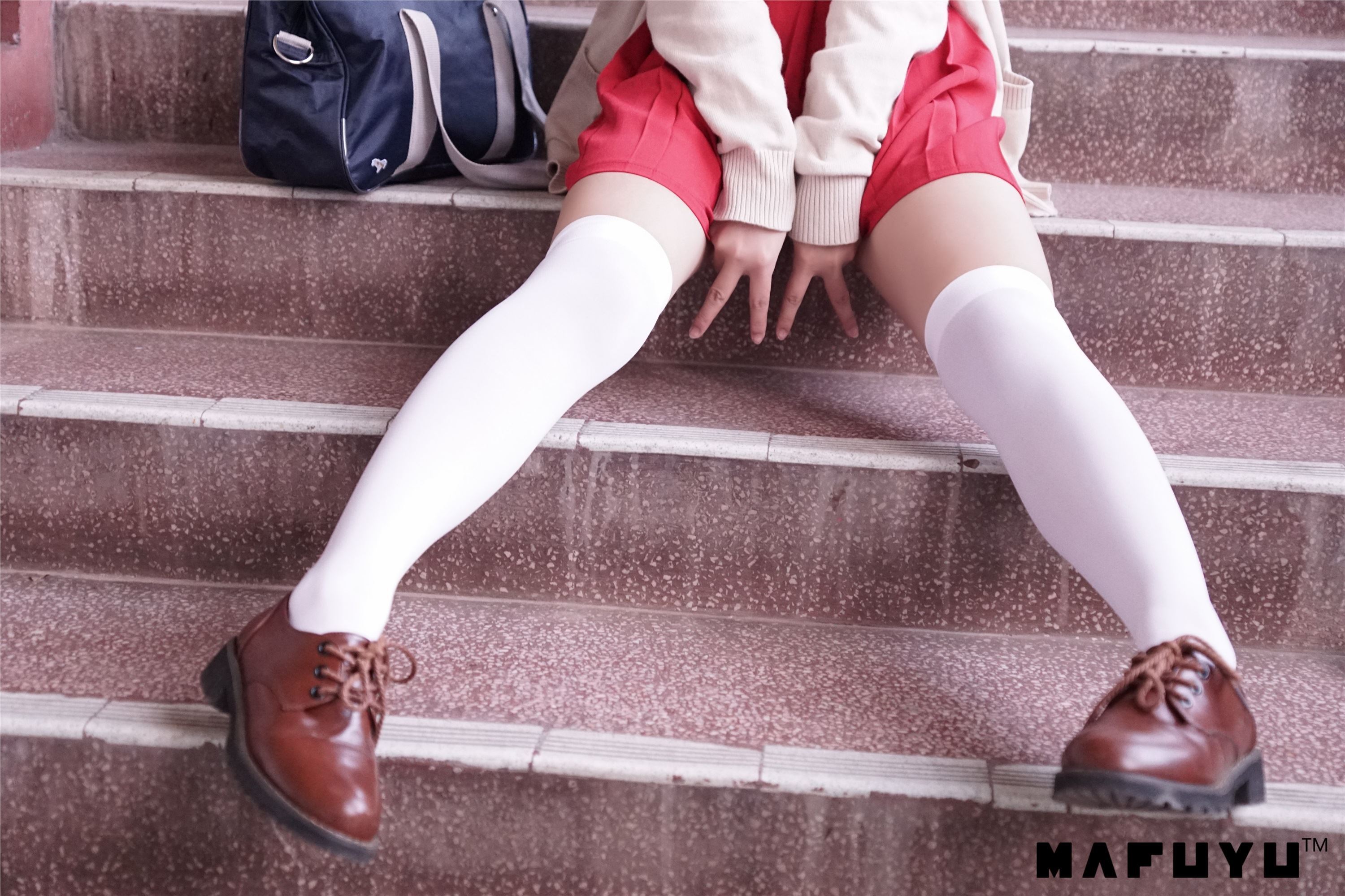 神楽坂真冬视频 - 红JK白过膝系列