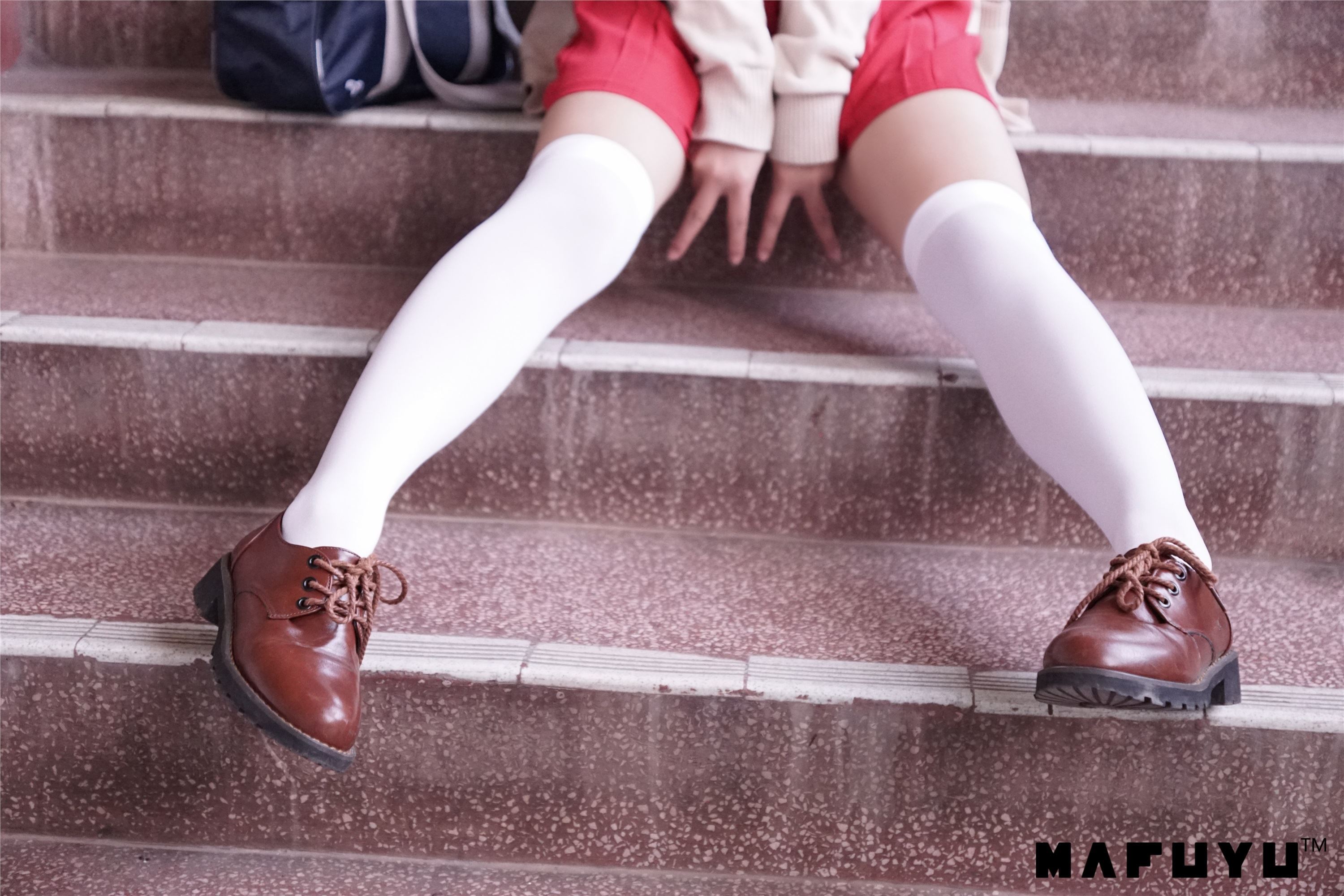 神楽坂真冬视频 - 红JK白过膝系列