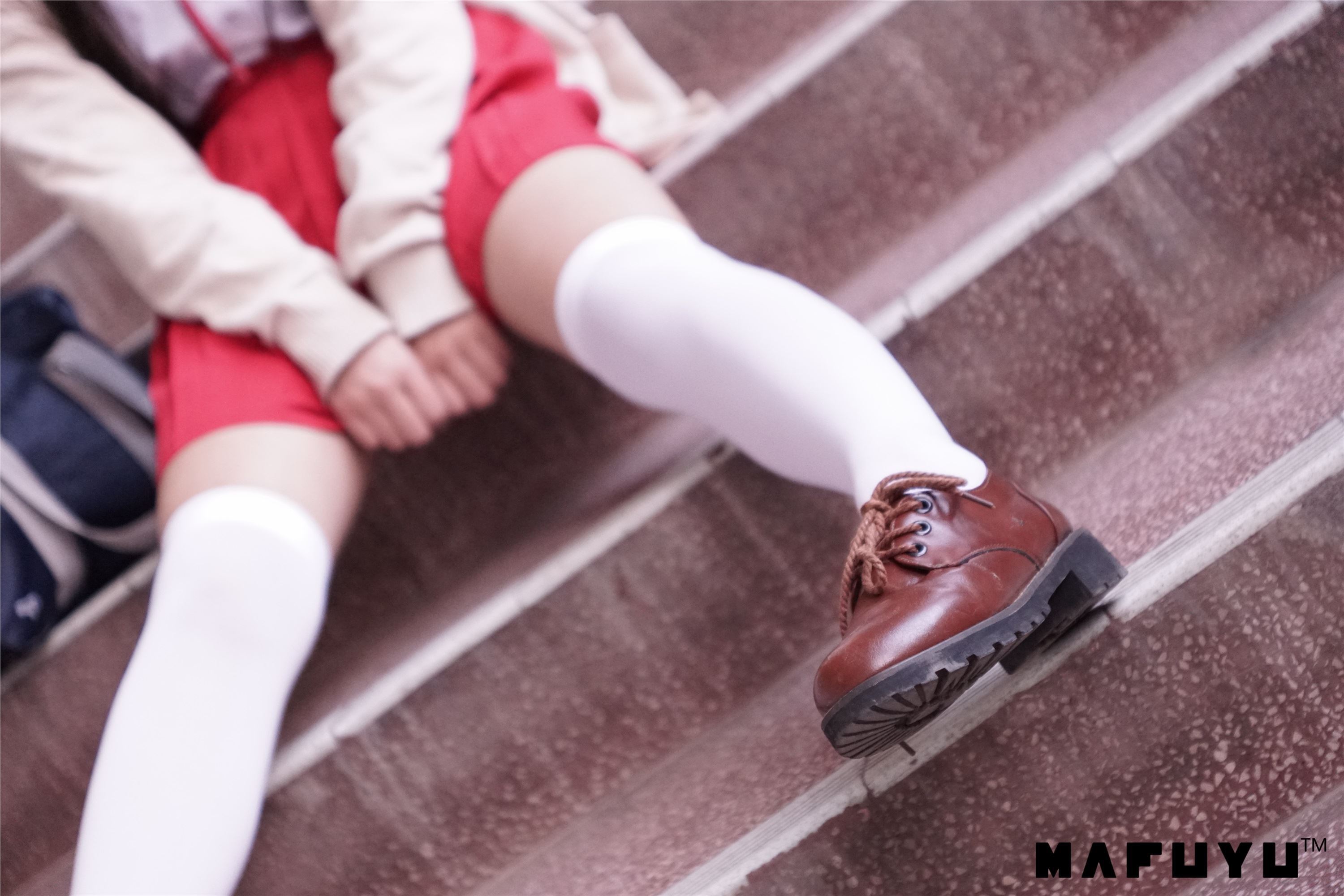 神楽坂真冬视频 - 红JK白过膝系列