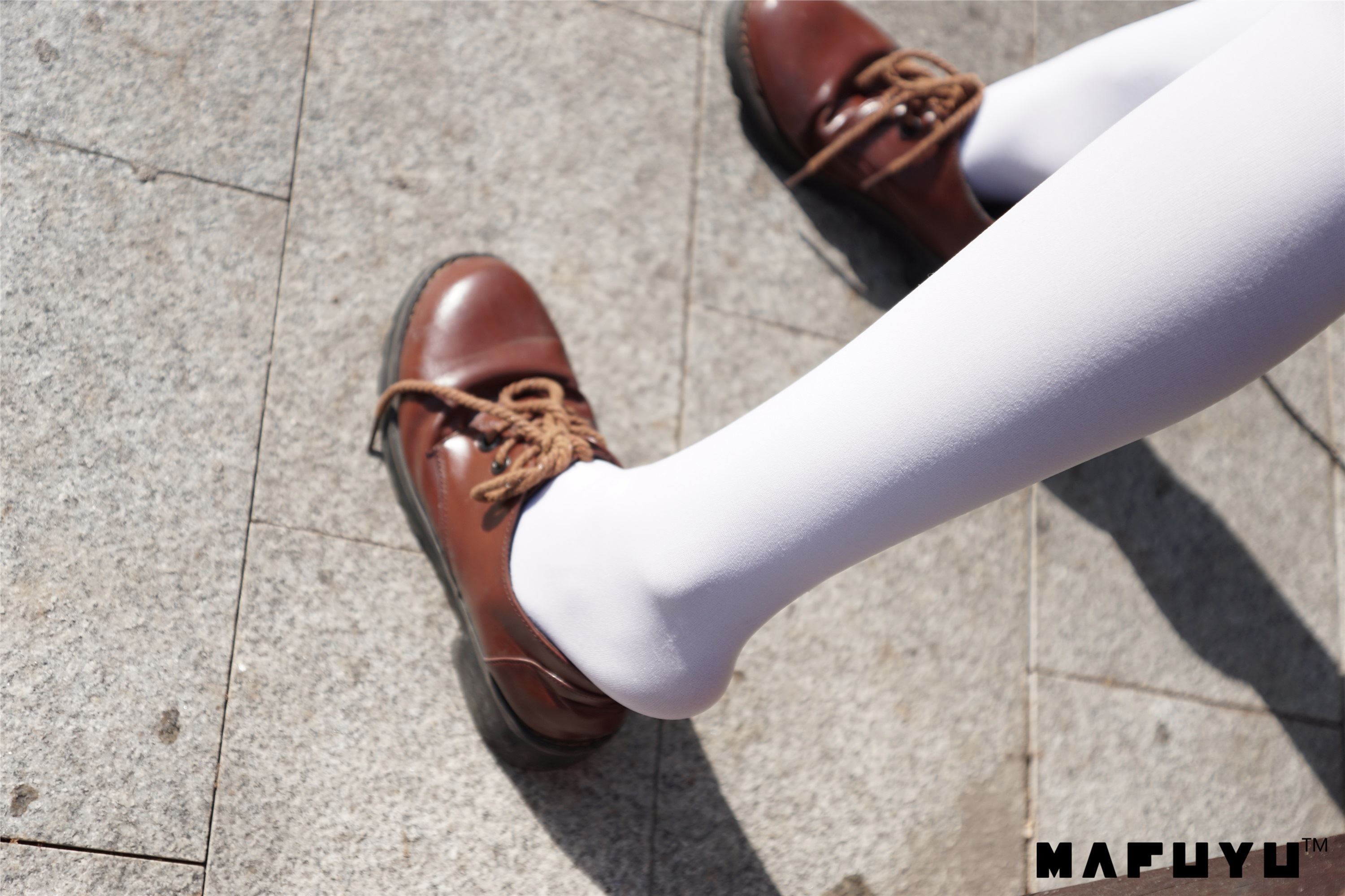 神楽坂真冬视频 - 红JK白过膝系列