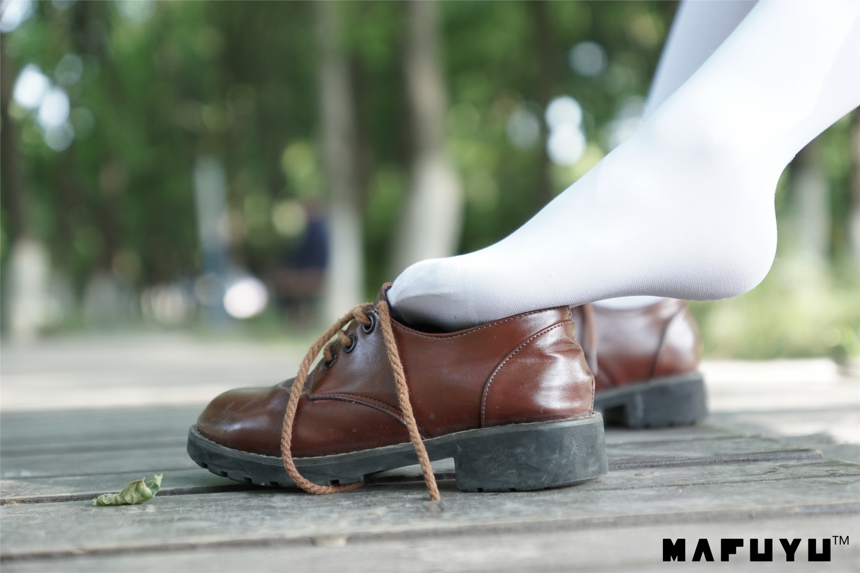 神楽坂真冬视频 - 红JK白过膝系列