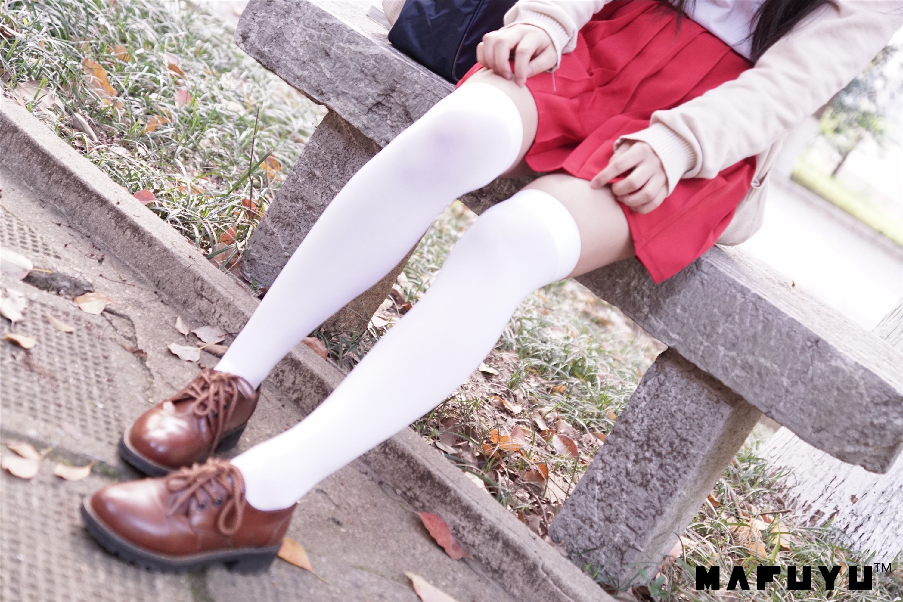 神楽坂真冬视频 - 红JK白过膝系列