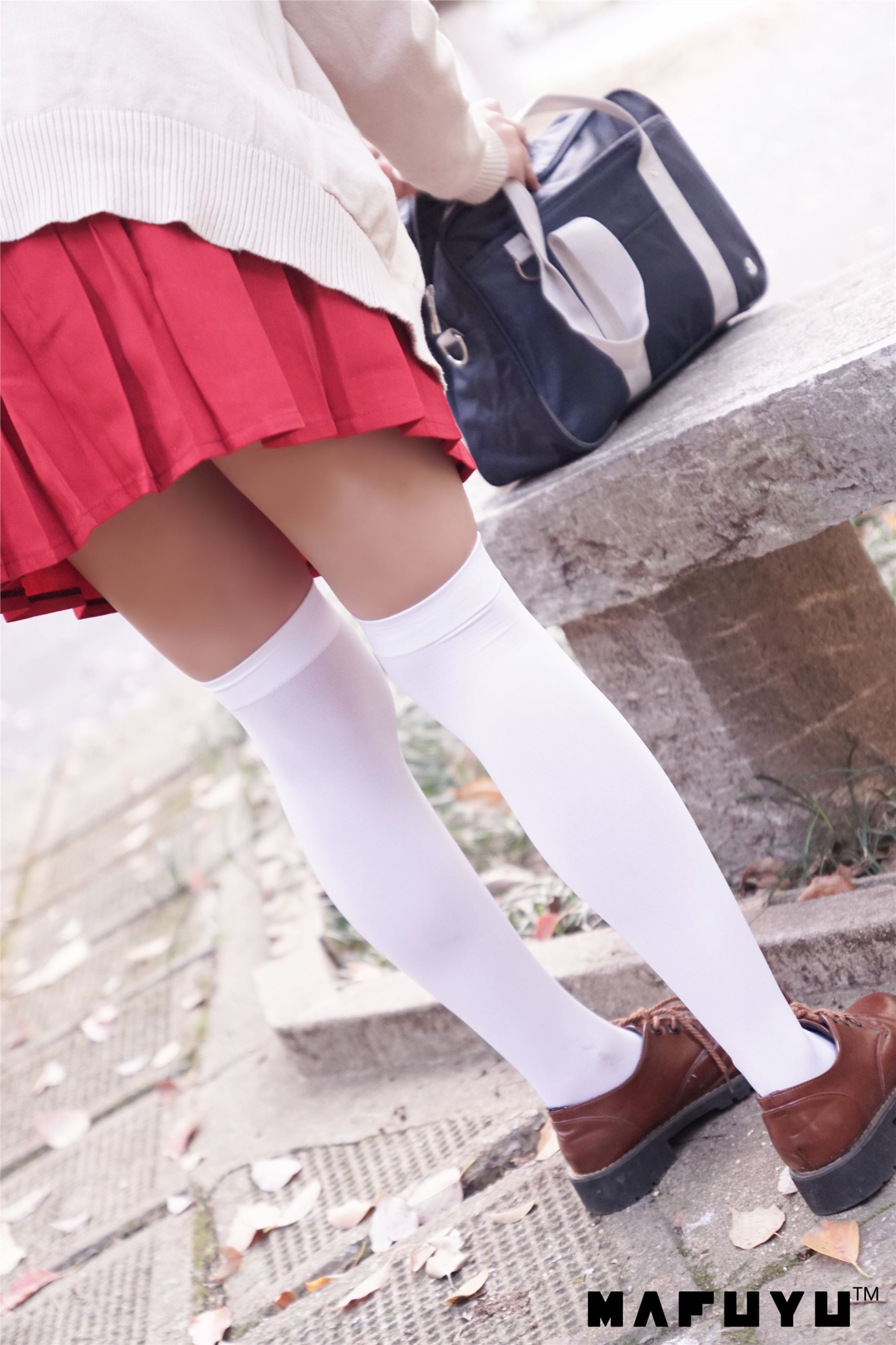 神楽坂真冬视频 - 红JK白过膝系列