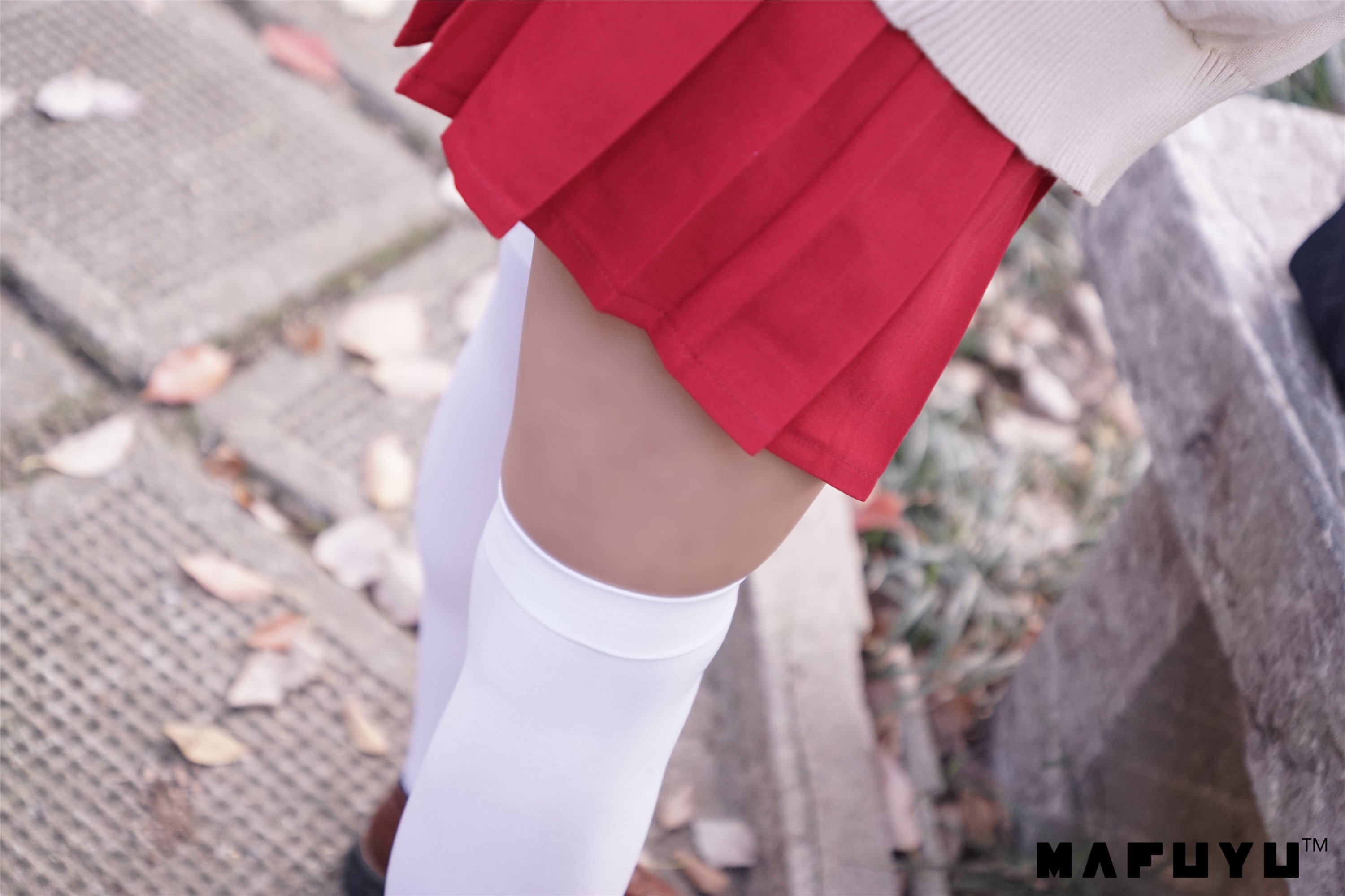 神楽坂真冬视频 - 红JK白过膝系列