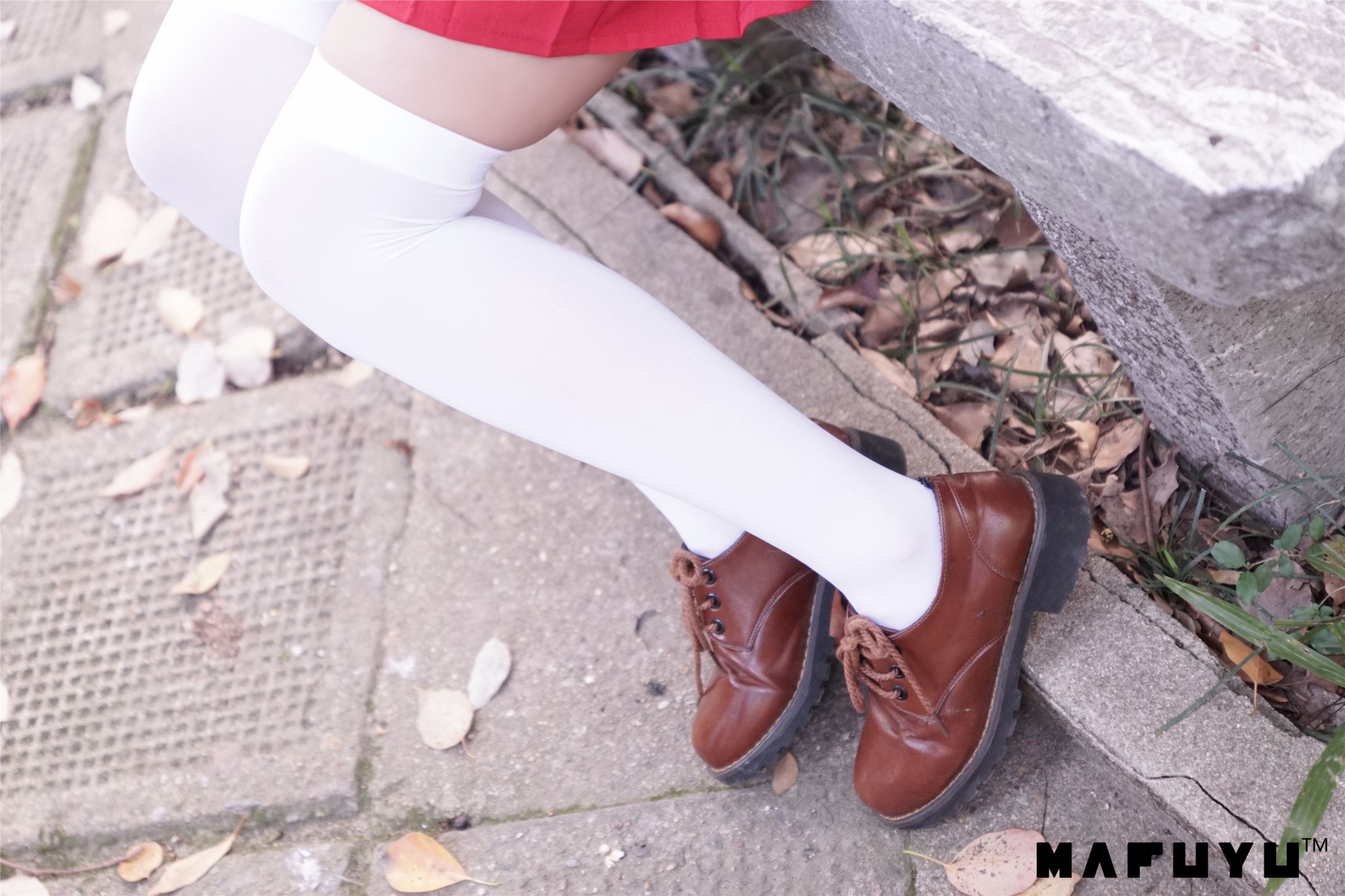 神楽坂真冬视频 - 红JK白过膝系列