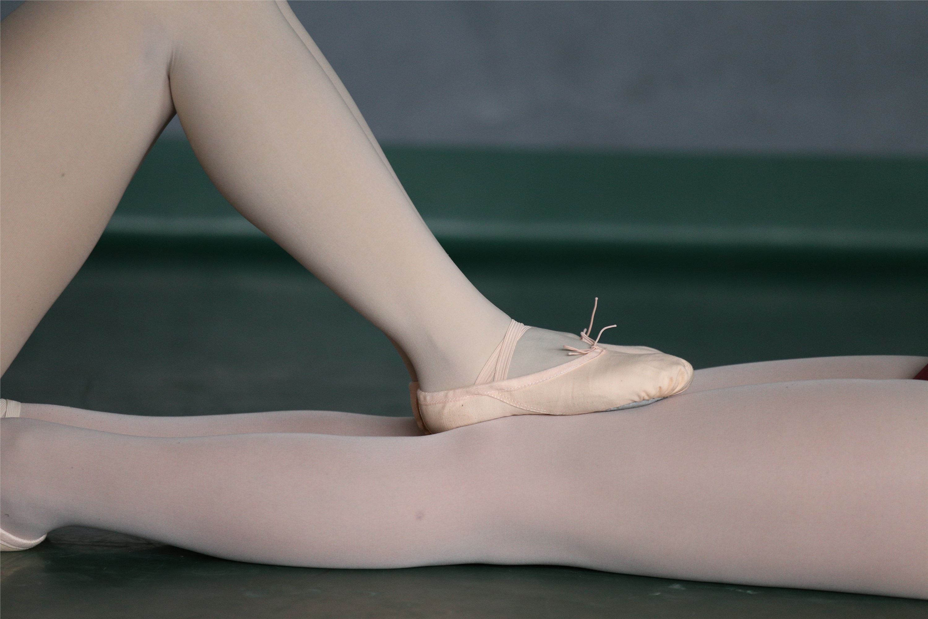 大西瓜美女图片 W019 舞蹈家9-双红衣少女590p3