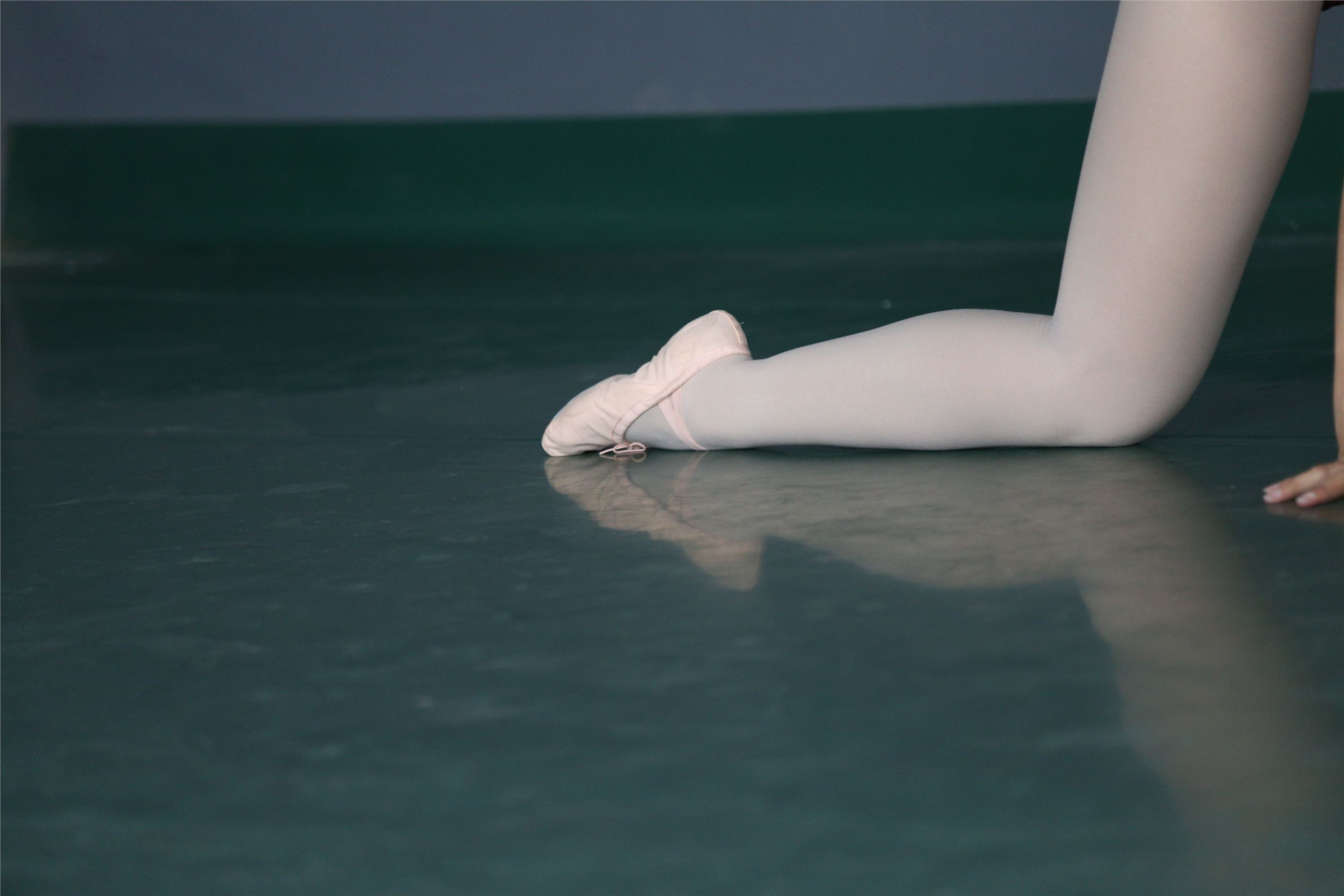 大西瓜美女图片 W019 舞蹈家9-双红衣少女590p3