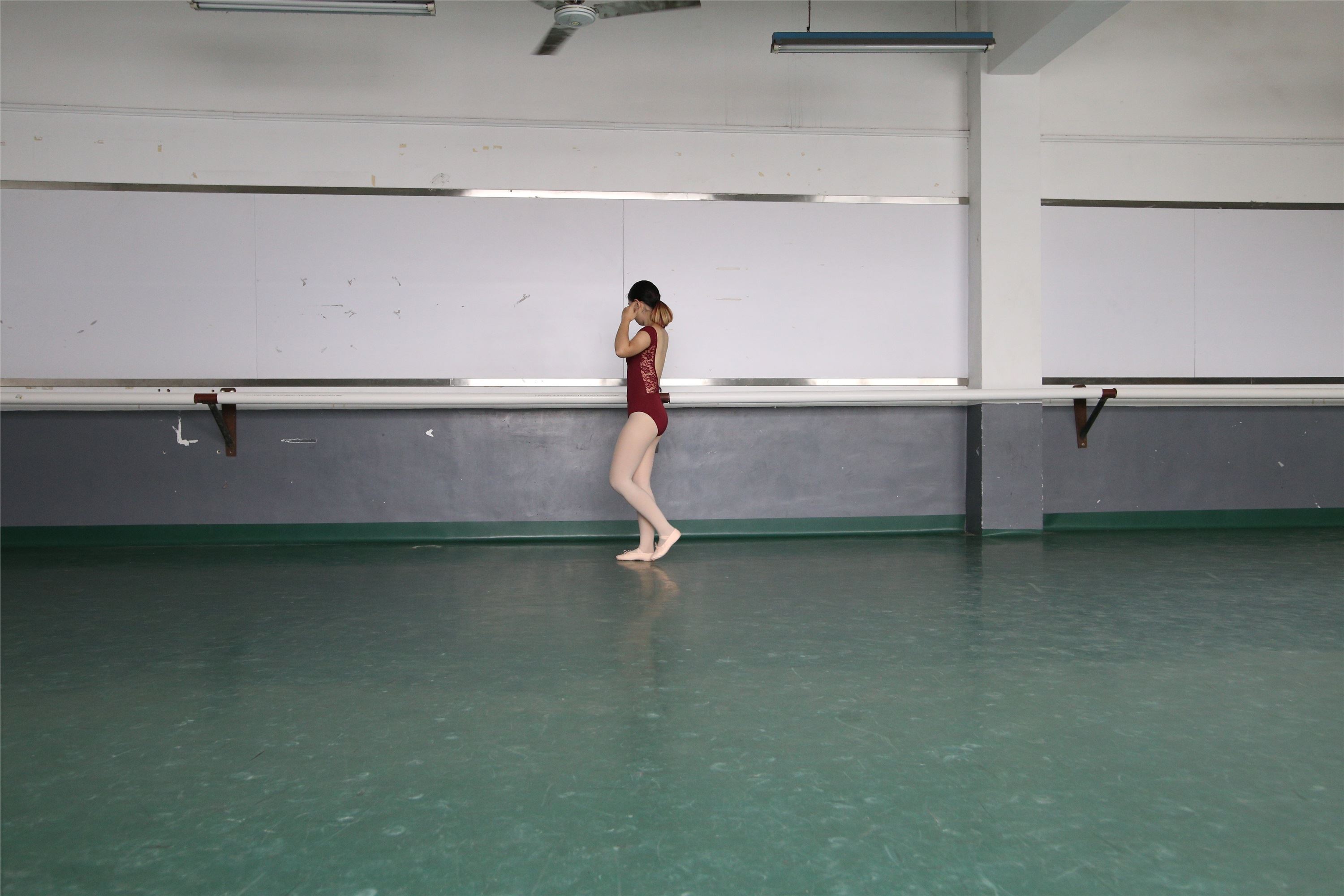 大西瓜美女图片 W019 舞蹈家9-双红衣少女590p4