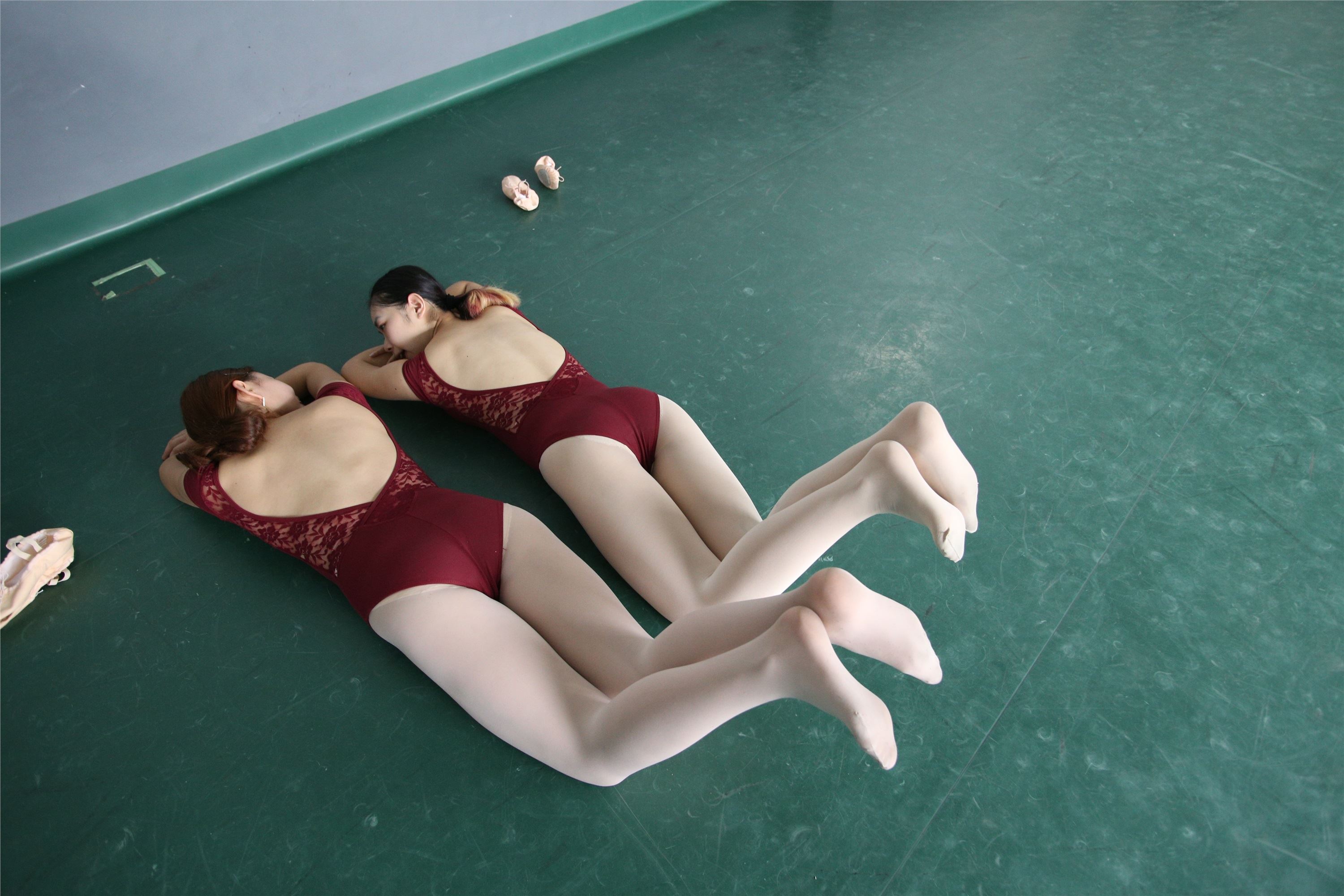 大西瓜美女图片 W019 舞蹈家9-双红衣少女590p4