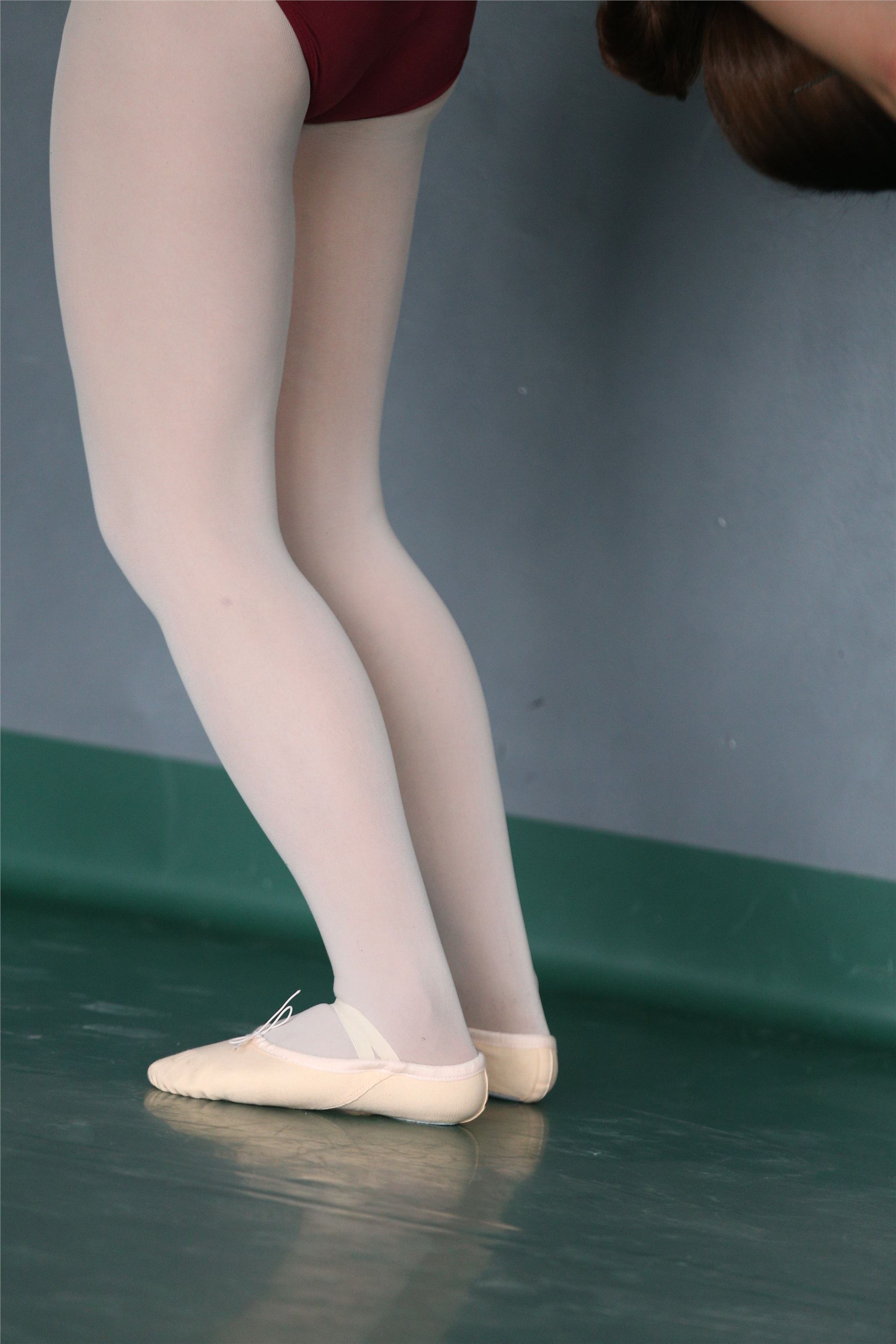 大西瓜美女图片 W019 舞蹈家9-双红衣少女590p4