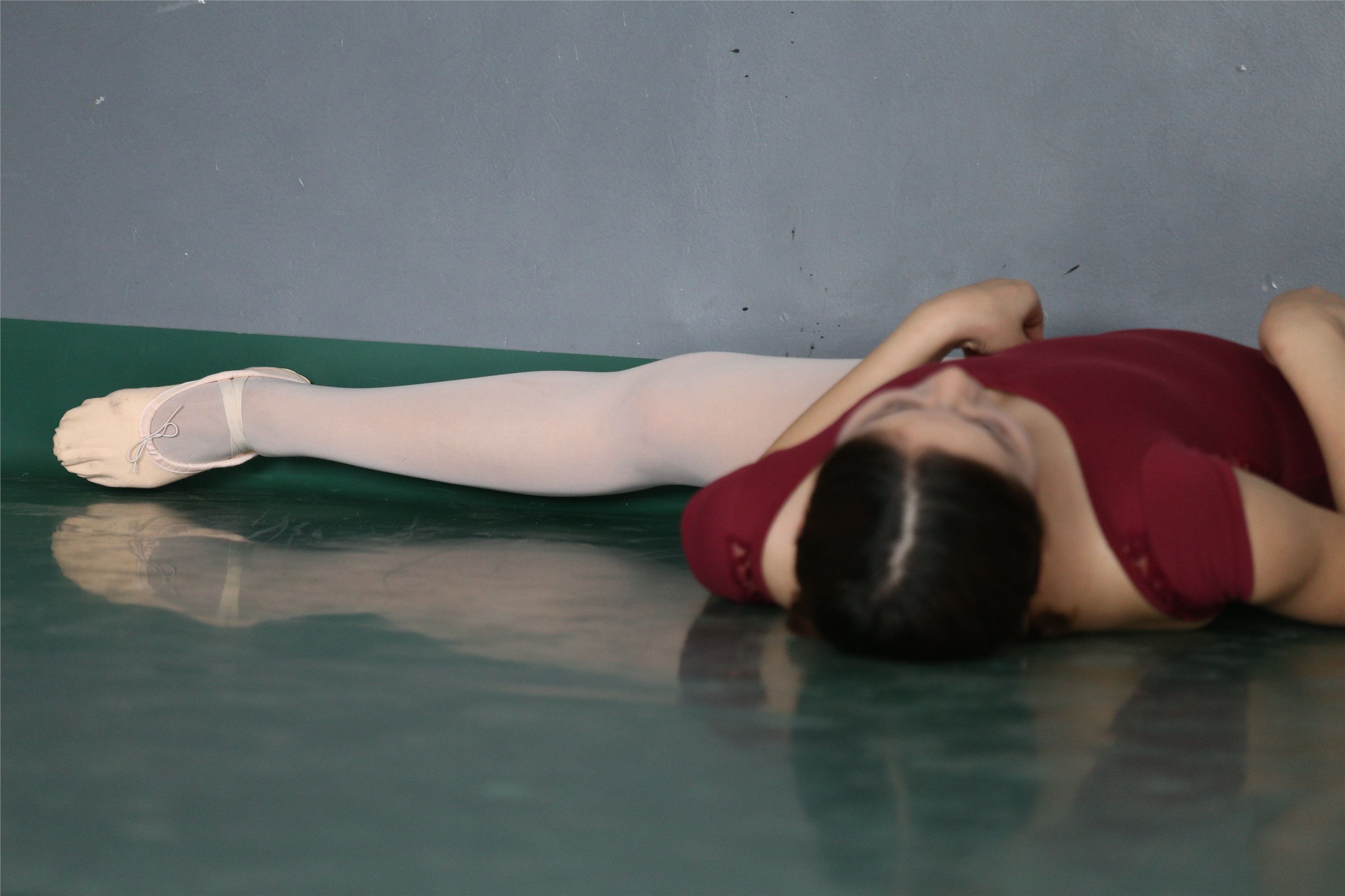 大西瓜美女图片 W019 舞蹈家9-双红衣少女590p4